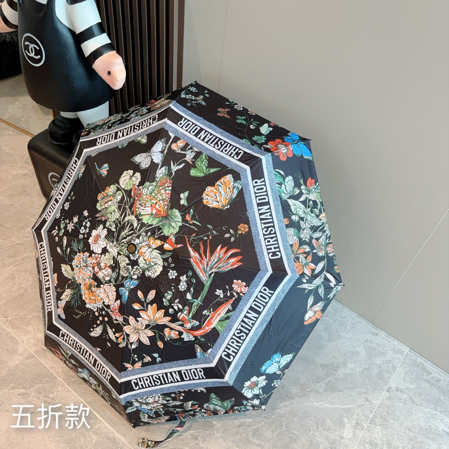  DIOR （迪奥） 五折手开折叠伞 超轻口袋 仅18cm  热卖款 时尚指数爆表 无论晴天雨天使用都相