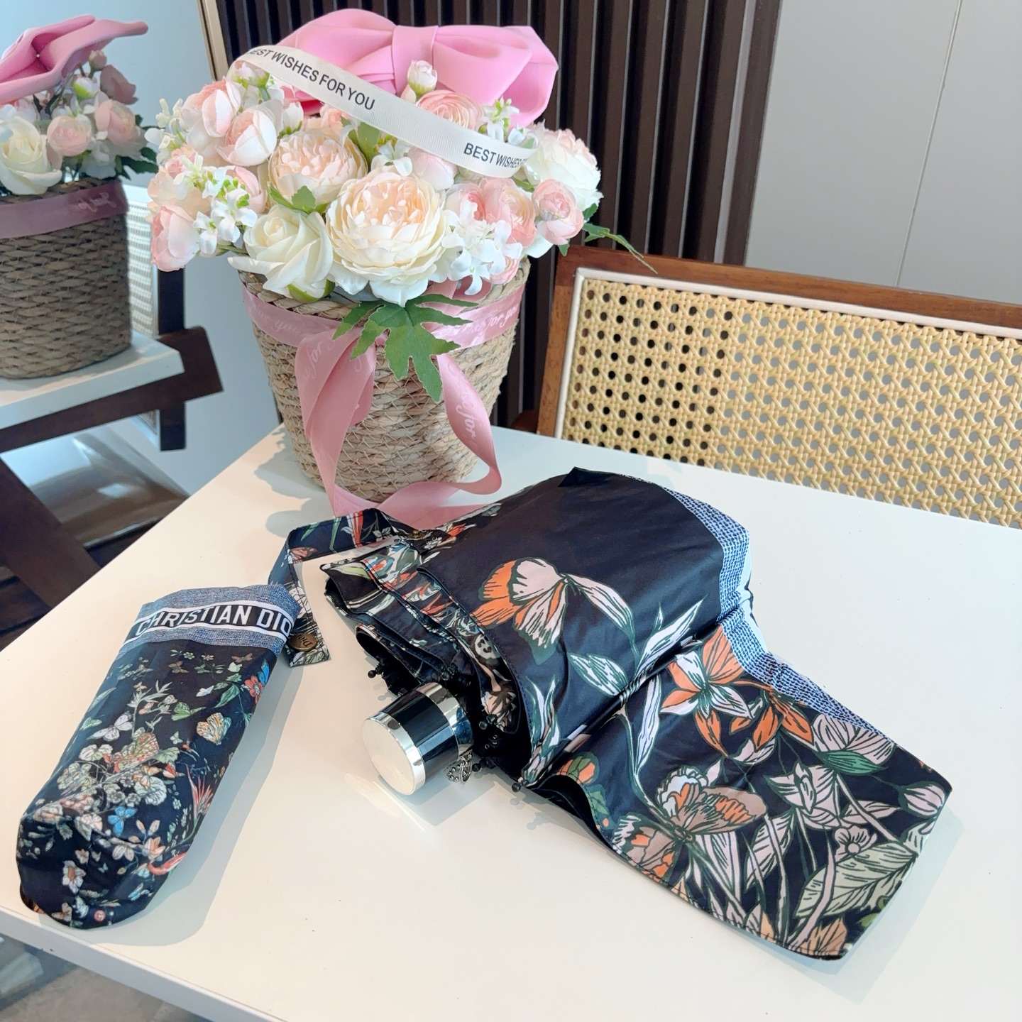 DIOR （迪奥） 五折手开折叠伞 超轻口袋 仅18cm  热卖款 时尚指数爆表 无论晴天雨天使用都相