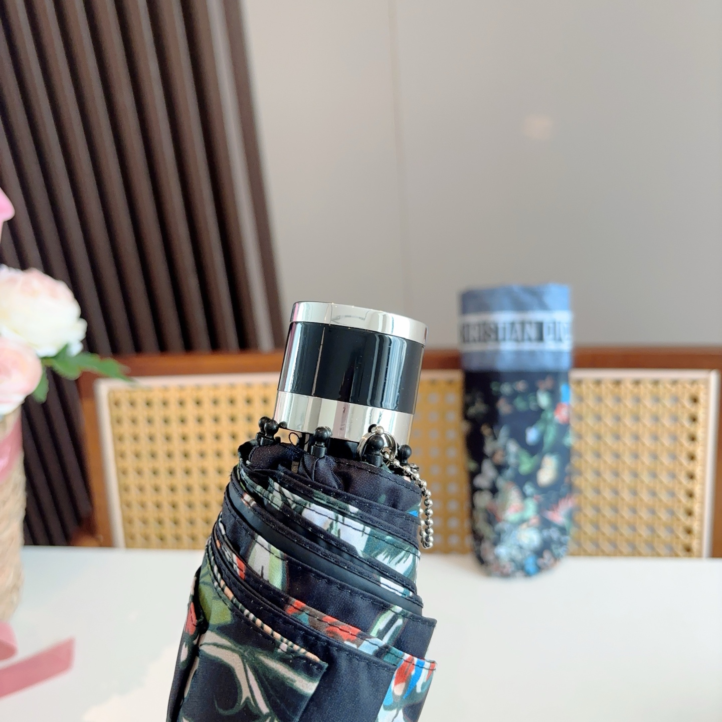  DIOR （迪奥） 五折手开折叠伞 超轻口袋 仅18cm  热卖款 时尚指数爆表 无论晴天雨天使用都相