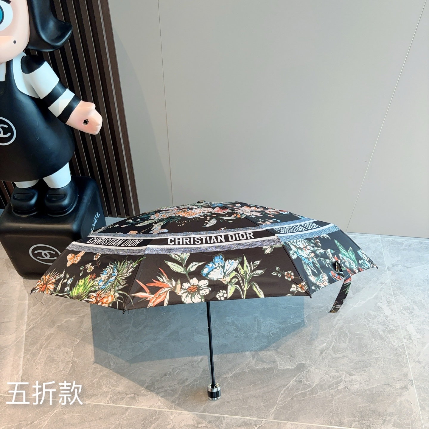  DIOR （迪奥） 五折手开折叠伞 超轻口袋 仅18cm  热卖款 时尚指数爆表 无论晴天雨天使用都相