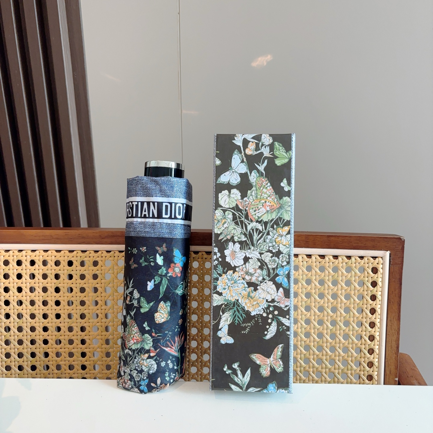  DIOR （迪奥） 五折手开折叠伞 超轻口袋 仅18cm  热卖款 时尚指数爆表 无论晴天雨天使用都相