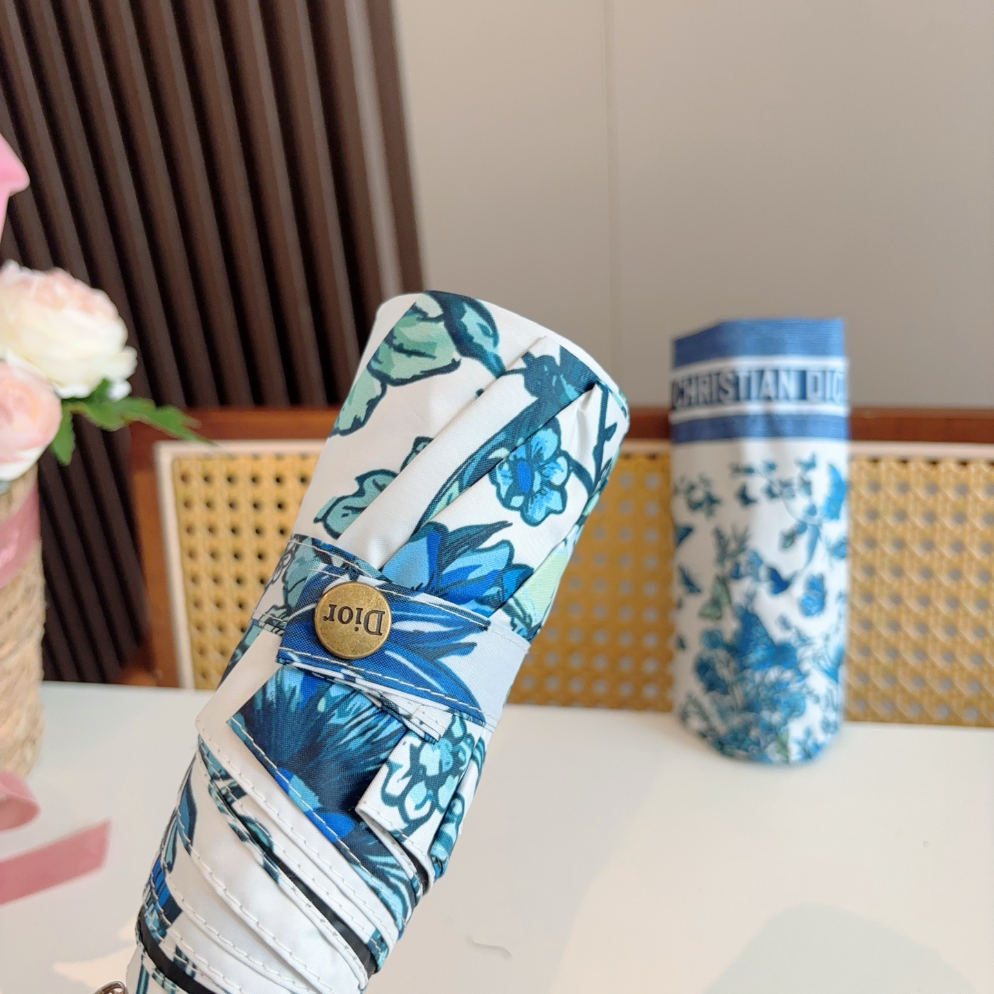  DIOR （迪奥） 五折手开折叠伞 超轻口袋 仅18cm  热卖款 时尚指数爆表 无论晴天雨天使用都相