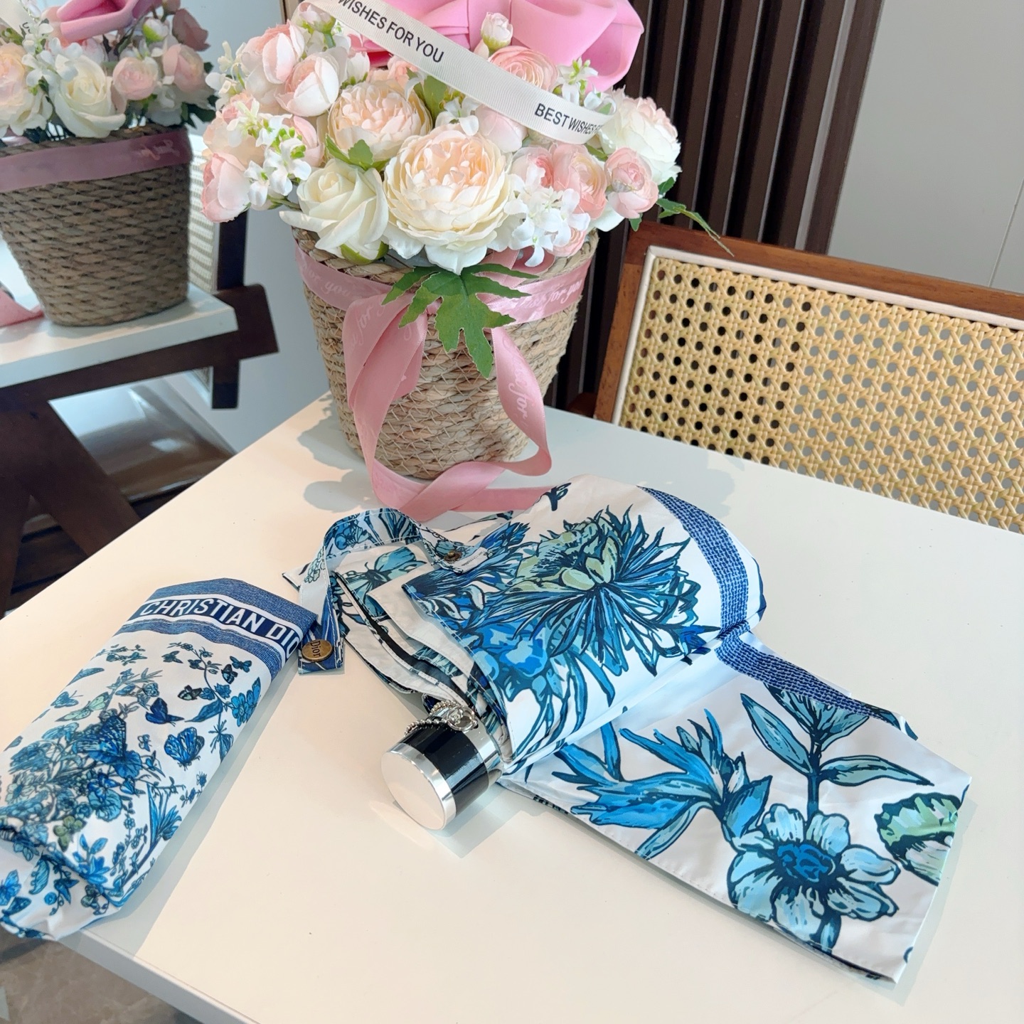  DIOR （迪奥） 五折手开折叠伞 超轻口袋 仅18cm  热卖款 时尚指数爆表 无论晴天雨天使用都相