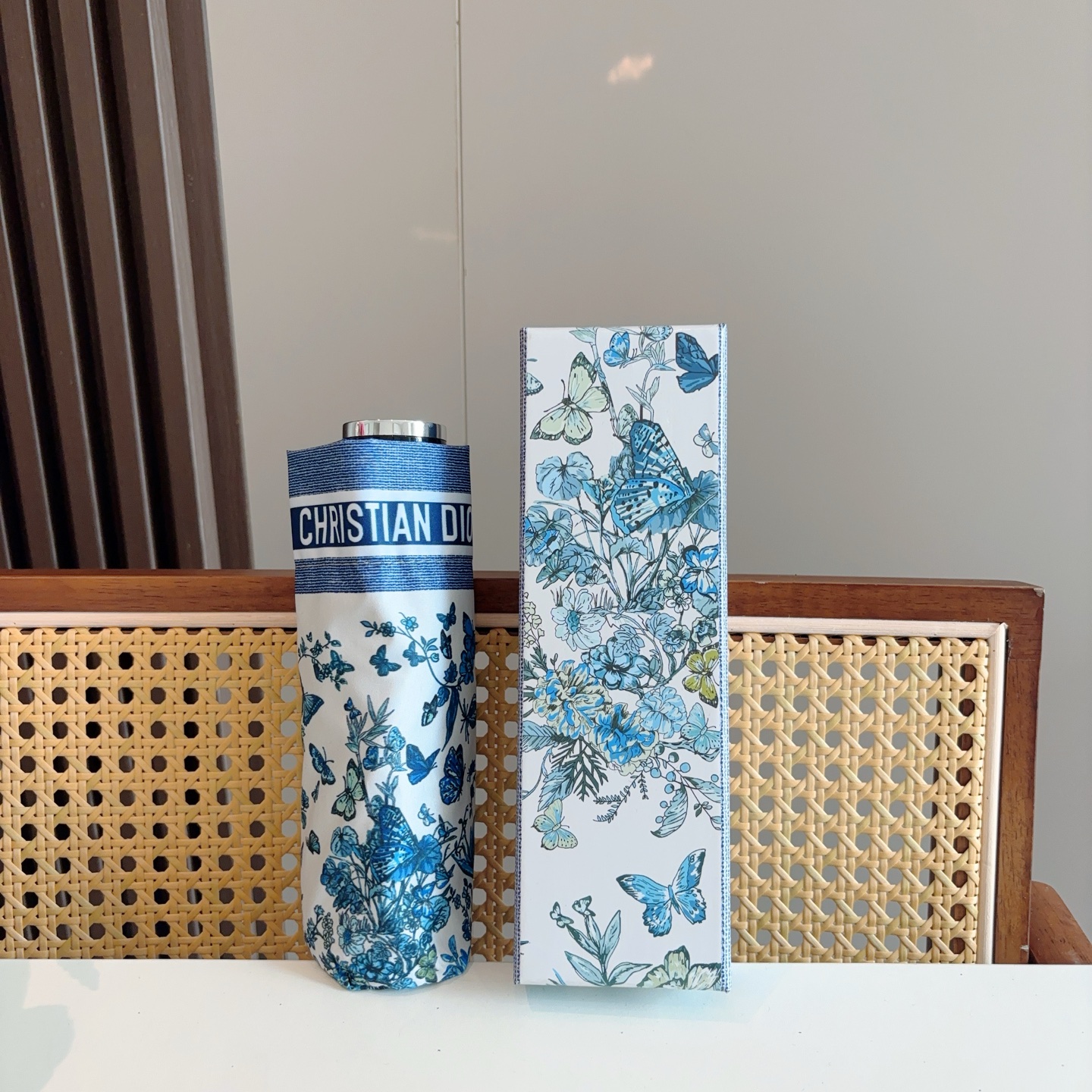  DIOR （迪奥） 五折手开折叠伞 超轻口袋 仅18cm  热卖款 时尚指数爆表 无论晴天雨天使用都相