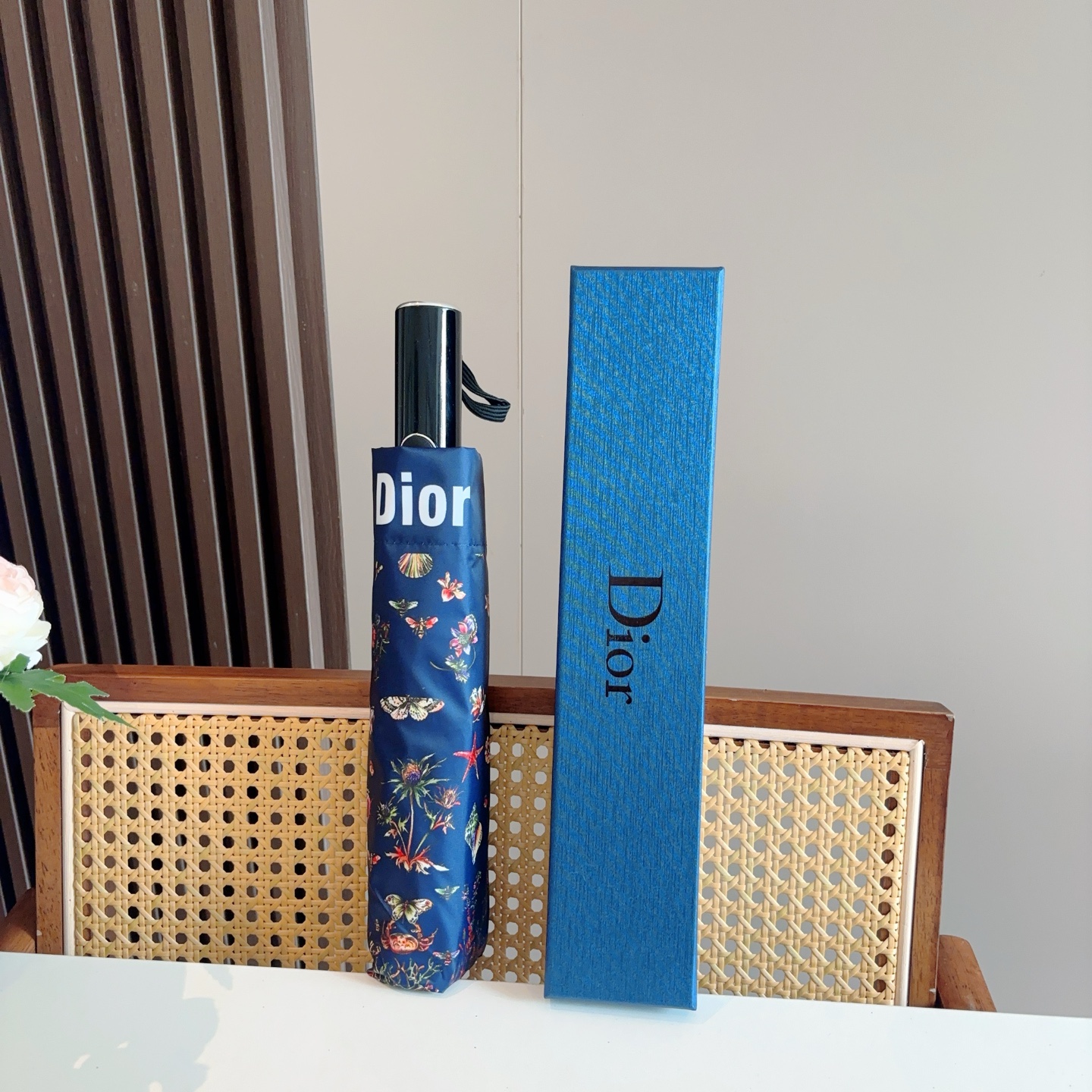  DIOR（迪奥）三折自动折叠晴雨伞  时尚原单代工品质 细节精致 看得见的品质 打破一成不变 色泽纯正