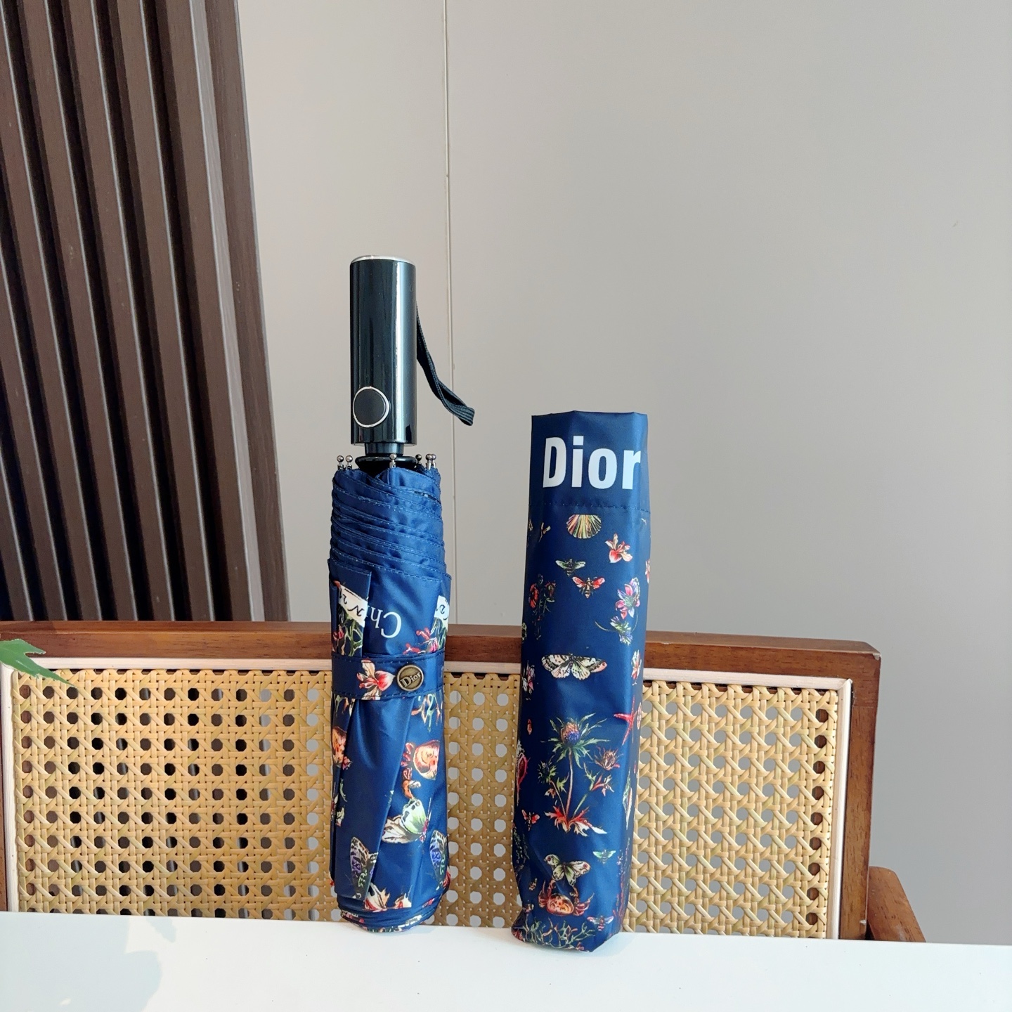 DIOR（迪奥）三折自动折叠晴雨伞  时尚原单代工品质 细节精致 看得见的品质 打破一成不变 色泽纯正