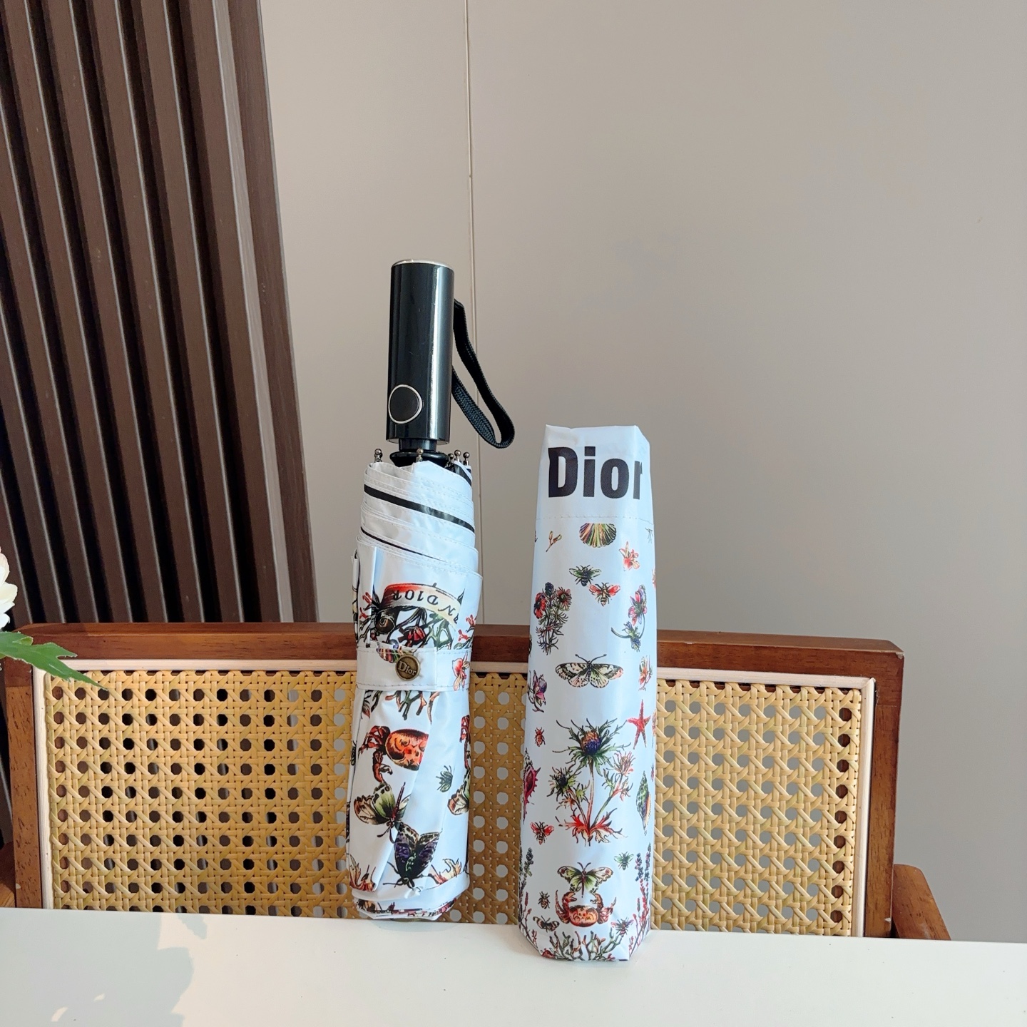  DIOR（迪奥）三折自动折叠晴雨伞  时尚原单代工品质 细节精致 看得见的品质 打破一成不变 色泽纯正