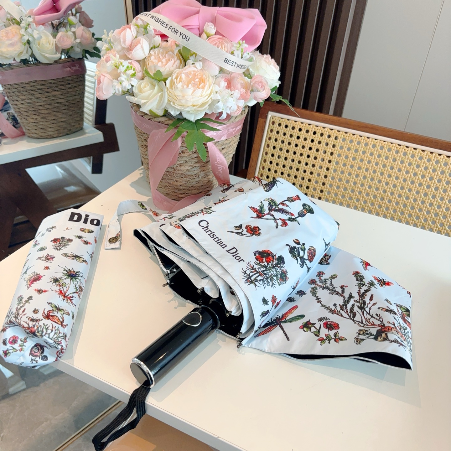  DIOR（迪奥）三折自动折叠晴雨伞  时尚原单代工品质 细节精致 看得见的品质 打破一成不变 色泽纯正