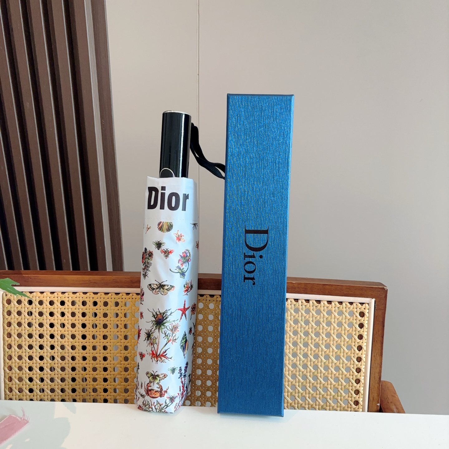 DIOR（迪奥）三折自动折叠晴雨伞  时尚原单代工品质 细节精致 看得见的品质 打破一成不变 色泽纯正