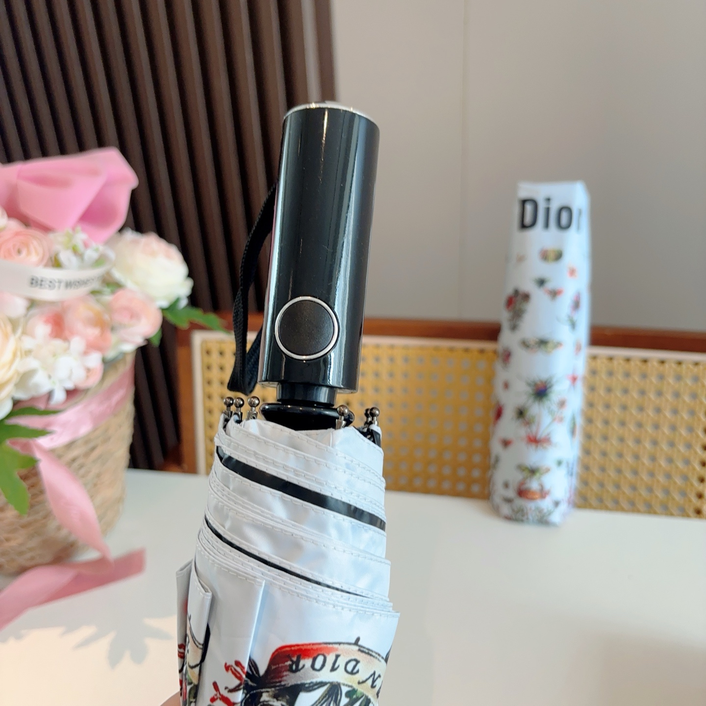  DIOR（迪奥）三折自动折叠晴雨伞  时尚原单代工品质 细节精致 看得见的品质 打破一成不变 色泽纯正