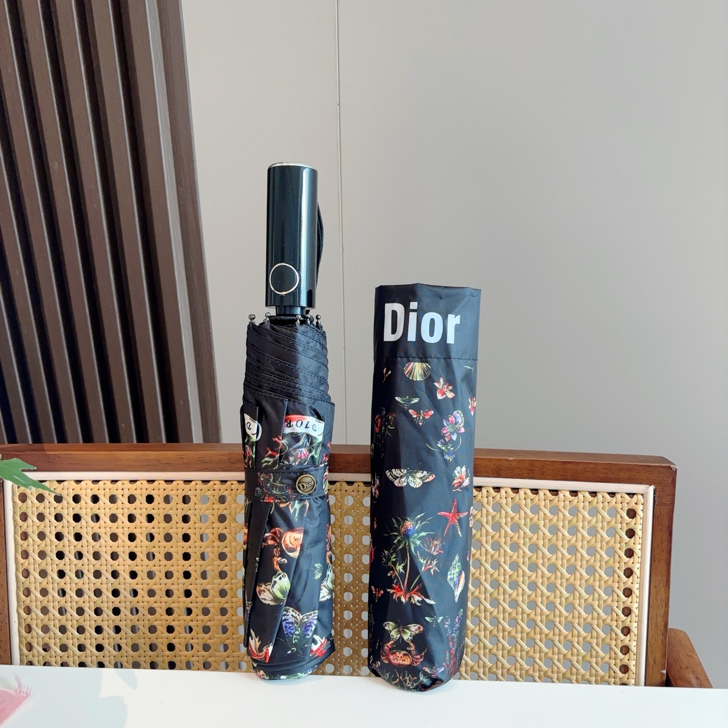  DIOR（迪奥）三折自动折叠晴雨伞  时尚原单代工品质 细节精致 看得见的品质 打破一成不变 色泽纯正