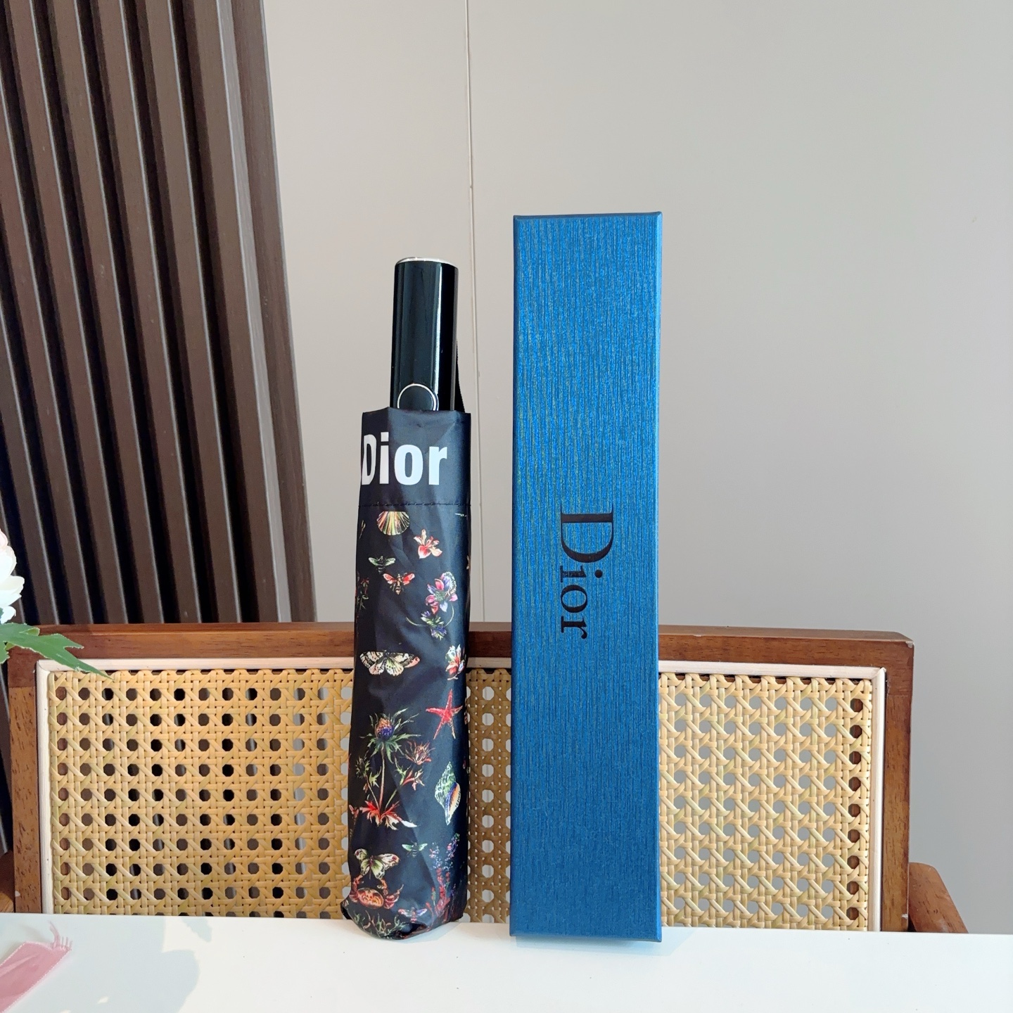  DIOR（迪奥）三折自动折叠晴雨伞  时尚原单代工品质 细节精致 看得见的品质 打破一成不变 色泽纯正