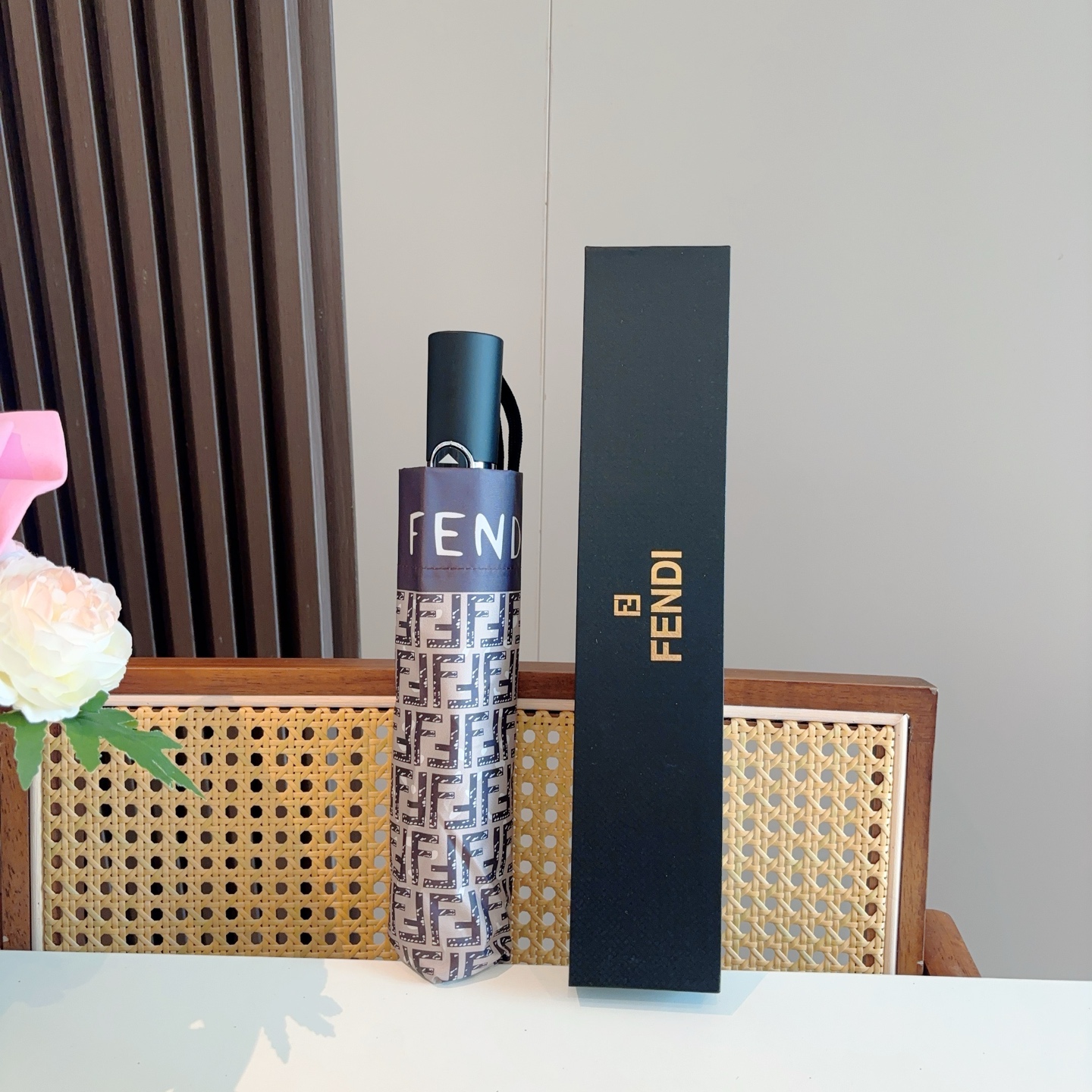  FENDI（芬迪）三折自动折叠晴雨伞 年度最新火爆单品  原单代工级品质 第一代210T碰击布防嗮拒水