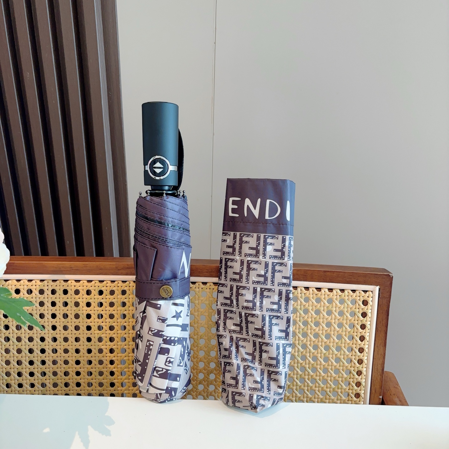  FENDI（芬迪）三折自动折叠晴雨伞 年度最新火爆单品  原单代工级品质 第一代210T碰击布防嗮拒水