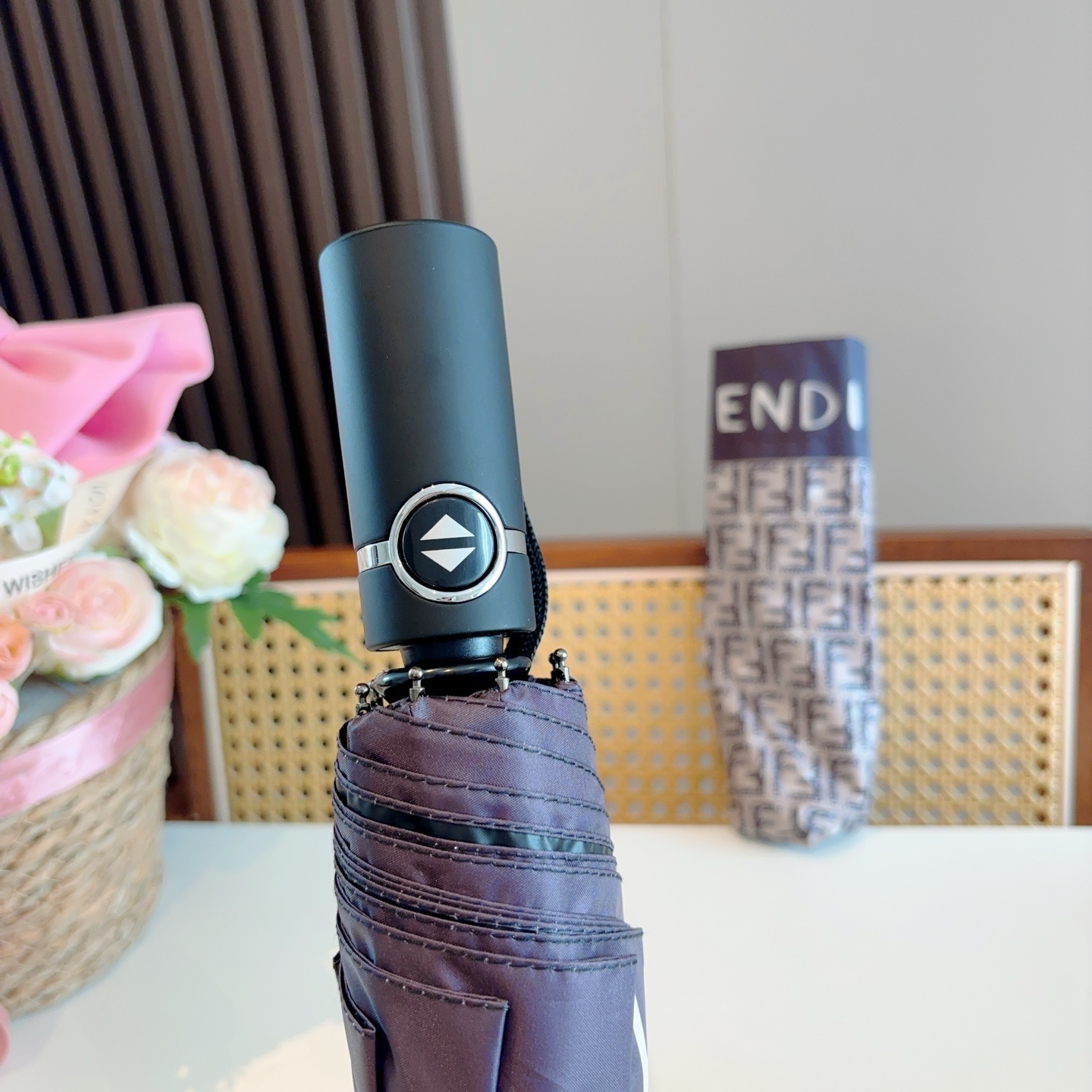  FENDI（芬迪）三折自动折叠晴雨伞 年度最新火爆单品  原单代工级品质 第一代210T碰击布防嗮拒水