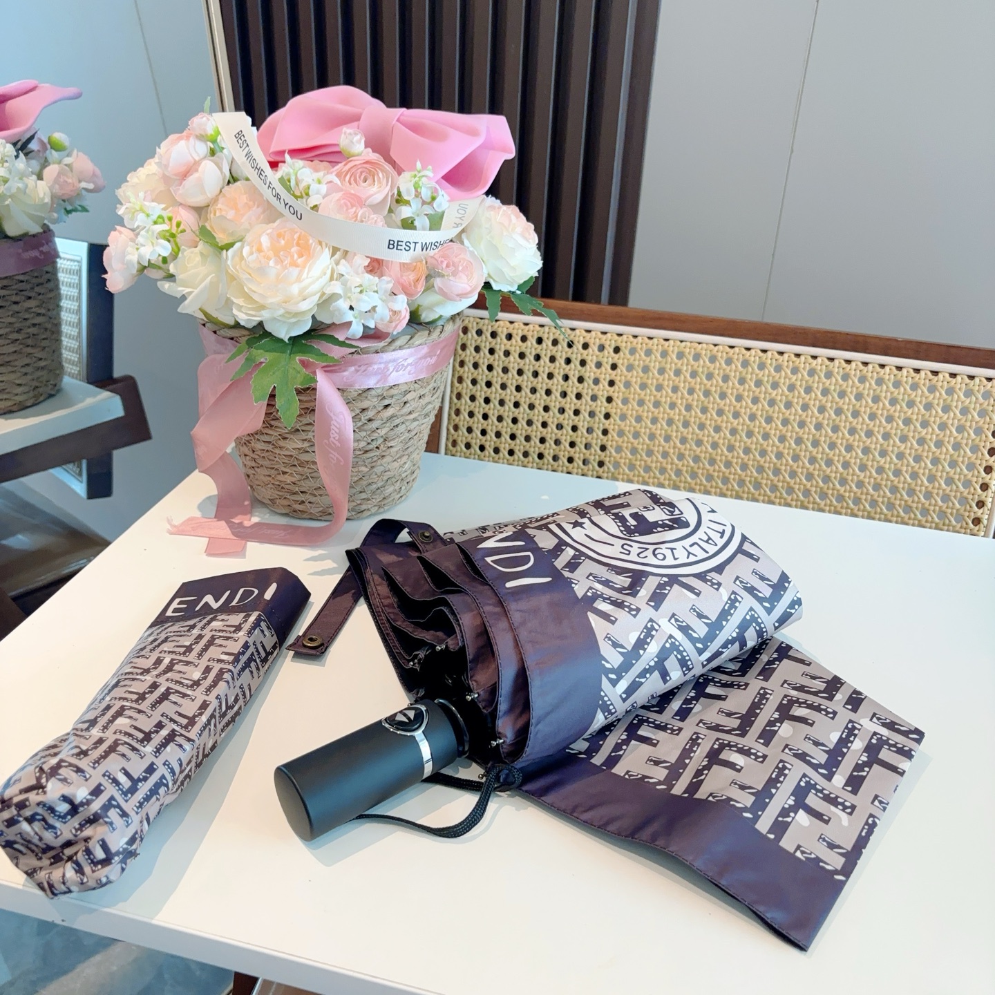  FENDI（芬迪）三折自动折叠晴雨伞 年度最新火爆单品  原单代工级品质 第一代210T碰击布防嗮拒水
