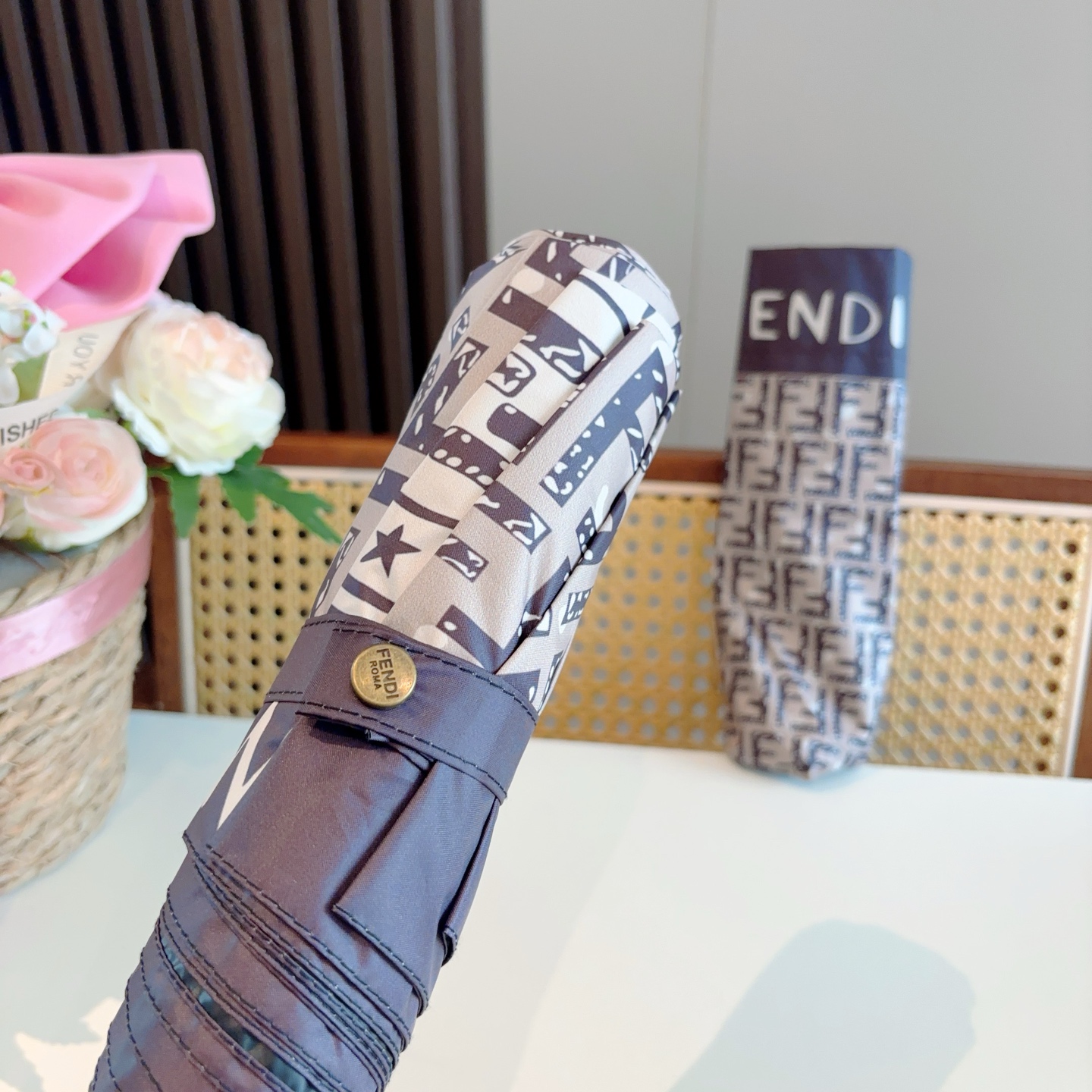  FENDI（芬迪）三折自动折叠晴雨伞 年度最新火爆单品  原单代工级品质 第一代210T碰击布防嗮拒水