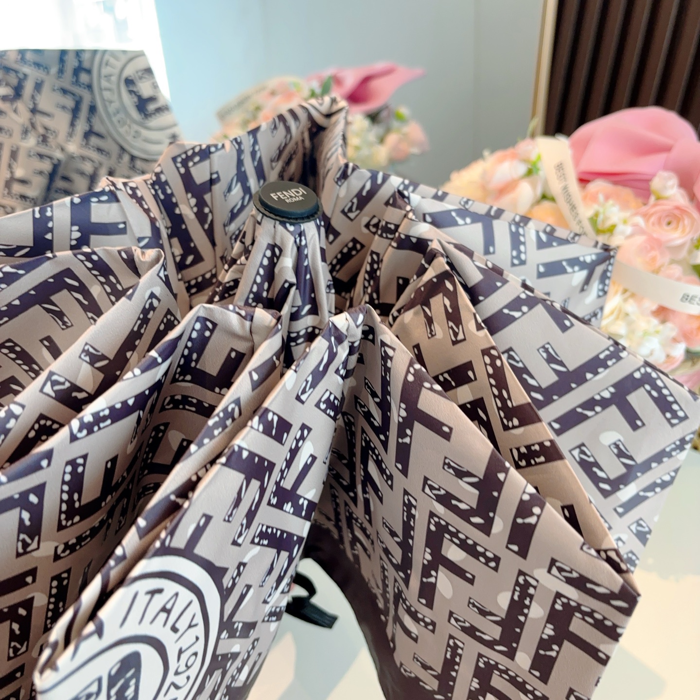  FENDI（芬迪）三折自动折叠晴雨伞 年度最新火爆单品  原单代工级品质 第一代210T碰击布防嗮拒水