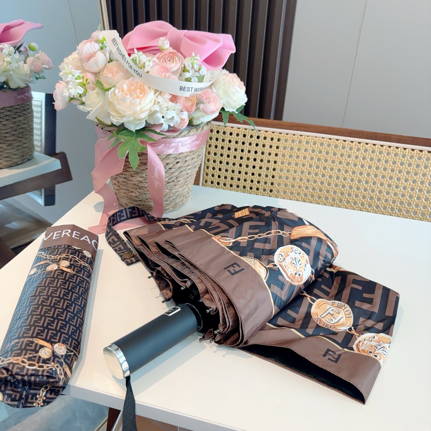  FENDI（芬迪）三折自动折叠晴雨伞 年度最新火爆单品  原单代工级品质 第一代210T碰击布防嗮拒水