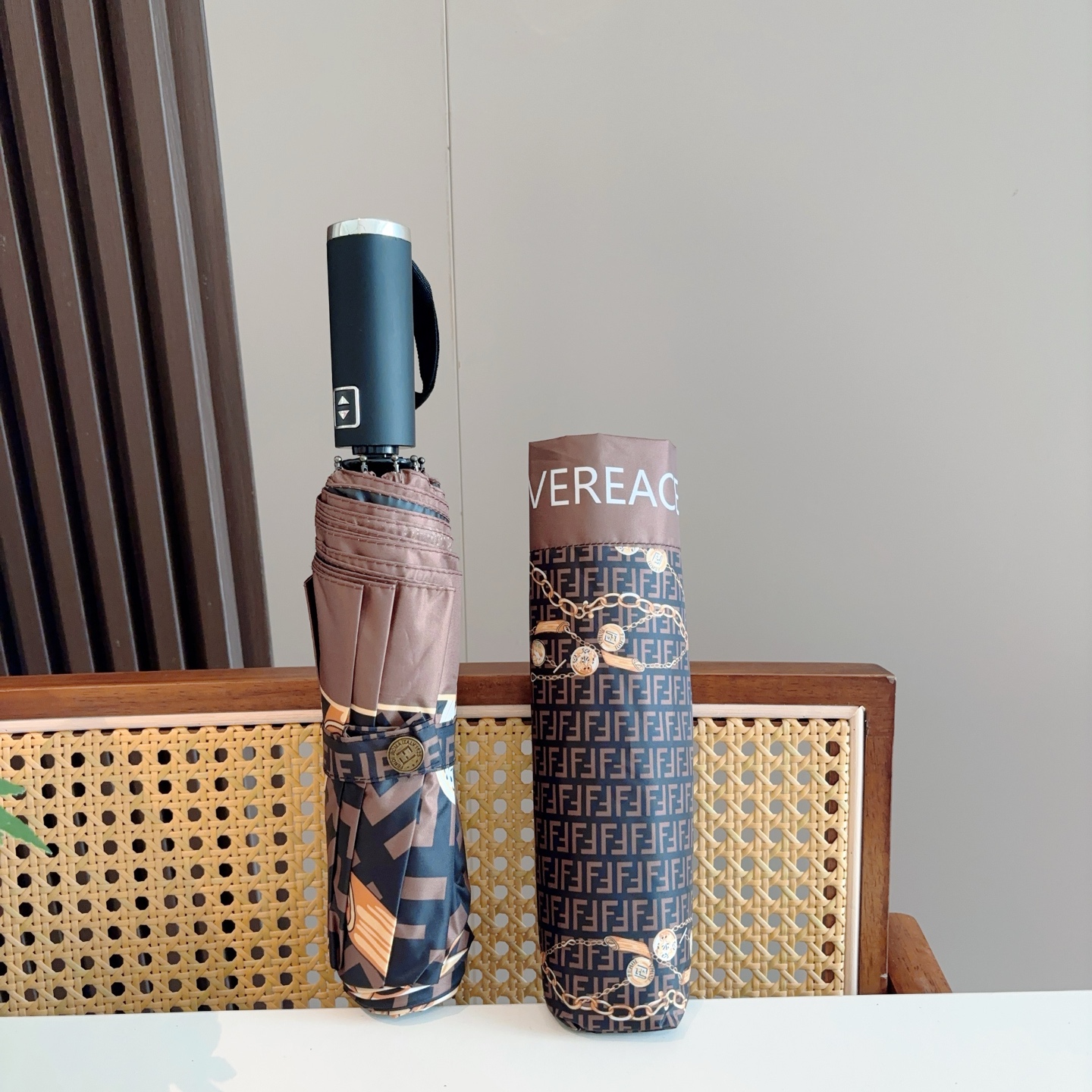  FENDI（芬迪）三折自动折叠晴雨伞 年度最新火爆单品  原单代工级品质 第一代210T碰击布防嗮拒水