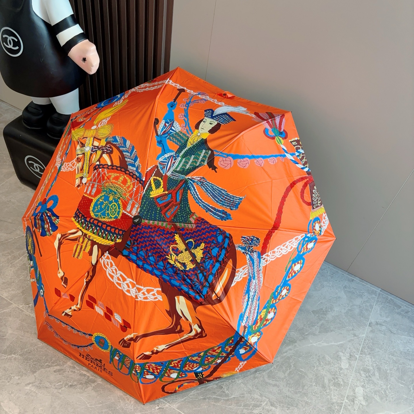 爱马仕（Hermès）   新款 极品H家三折自动伞重磅呈现 以其精湛的工艺技术和源源不断的想像力 新涂