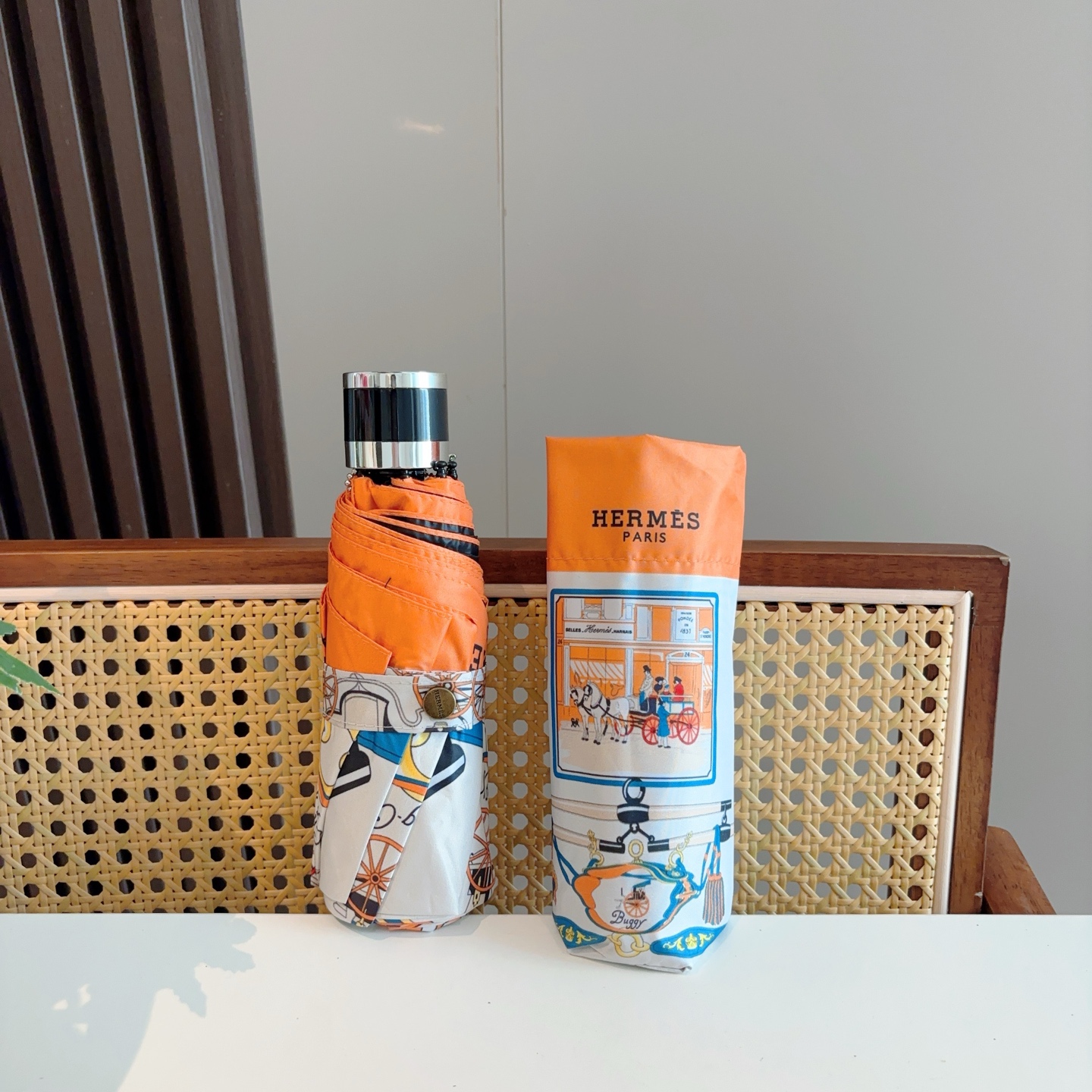 HERMÈS (爱马仕)新款 五折伞 热卖款 时尚指数爆表 不论晴天雨天使用都相得益彰 拥有它感受风从身