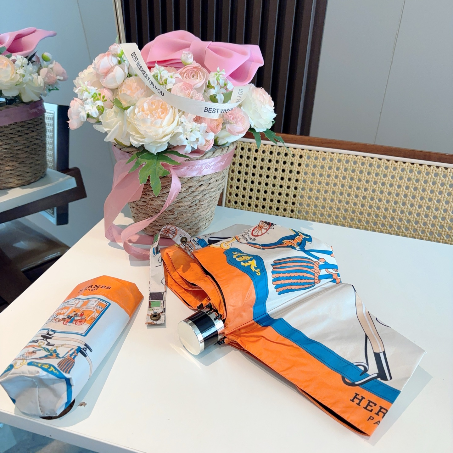 HERMÈS (爱马仕)新款 五折伞 热卖款 时尚指数爆表 不论晴天雨天使用都相得益彰 拥有它感受风从身