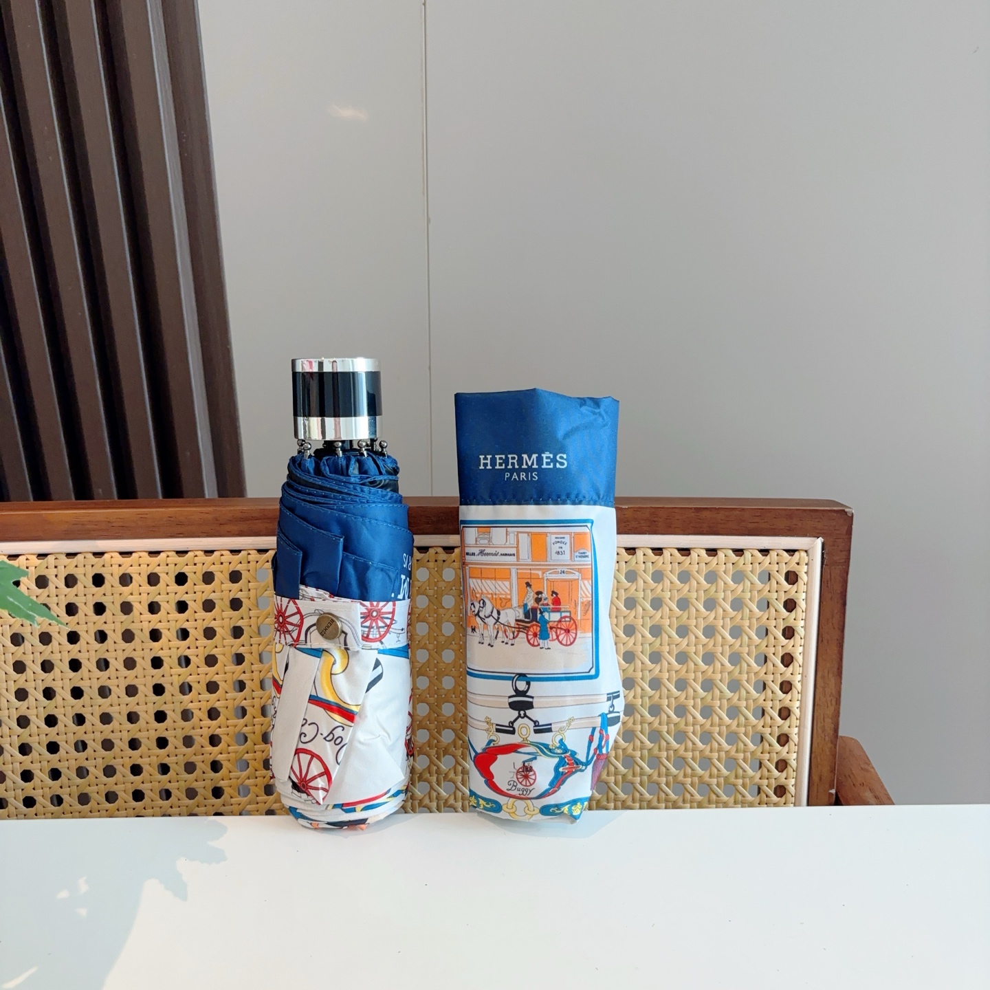HERMÈS (爱马仕)新款 五折伞 热卖款 时尚指数爆表 不论晴天雨天使用都相得益彰 拥有它感受风从身
