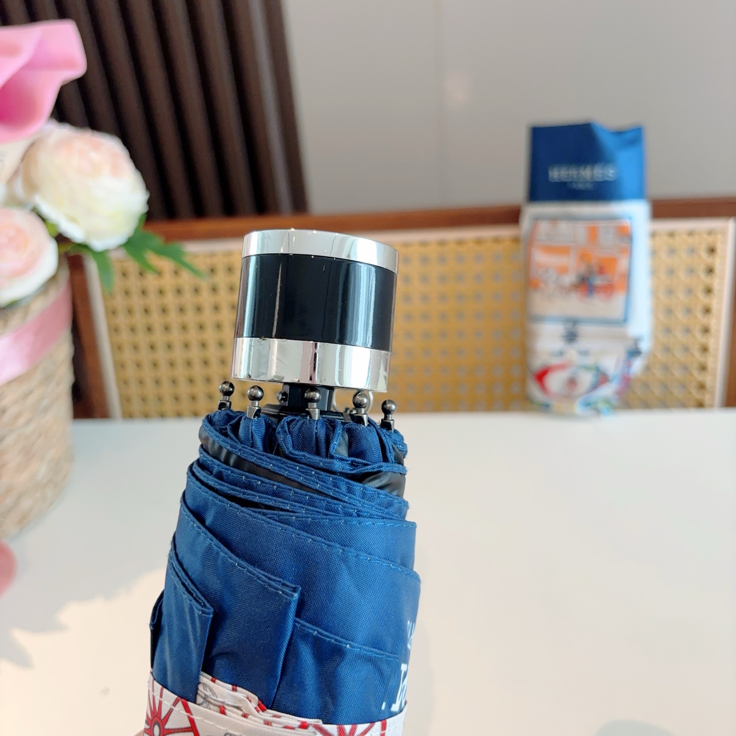 HERMÈS (爱马仕)新款 五折伞 热卖款 时尚指数爆表 不论晴天雨天使用都相得益彰 拥有它感受风从身