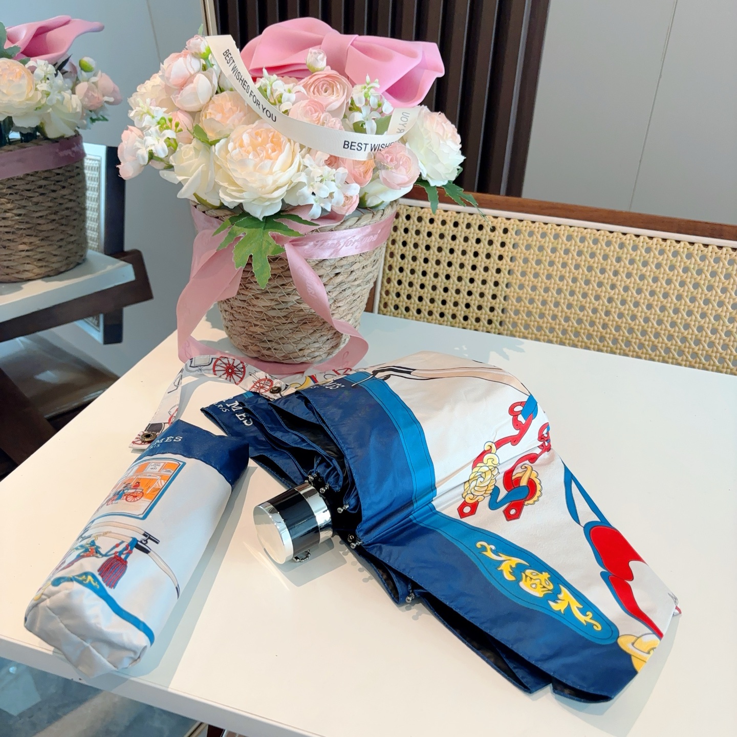 HERMÈS (爱马仕)新款 五折伞 热卖款 时尚指数爆表 不论晴天雨天使用都相得益彰 拥有它感受风从身