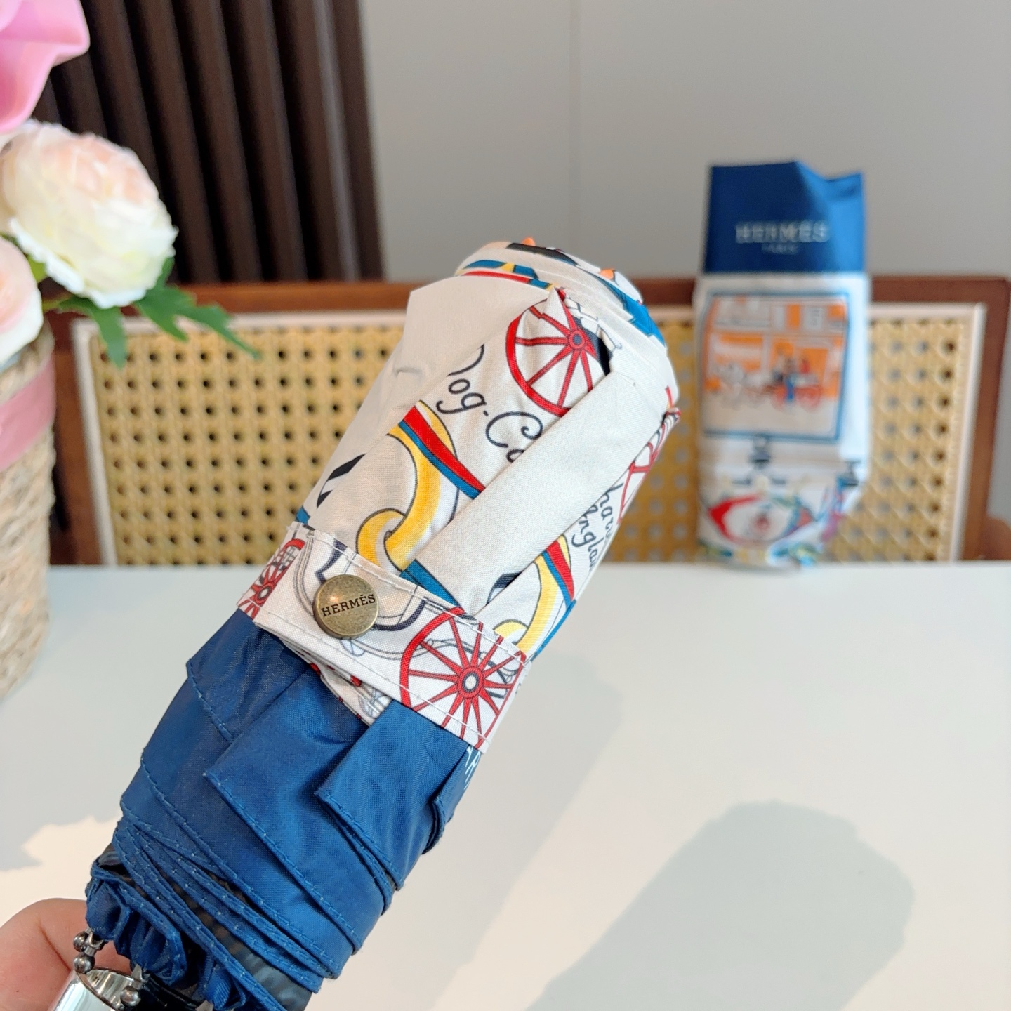 HERMÈS (爱马仕)新款 五折伞 热卖款 时尚指数爆表 不论晴天雨天使用都相得益彰 拥有它感受风从身