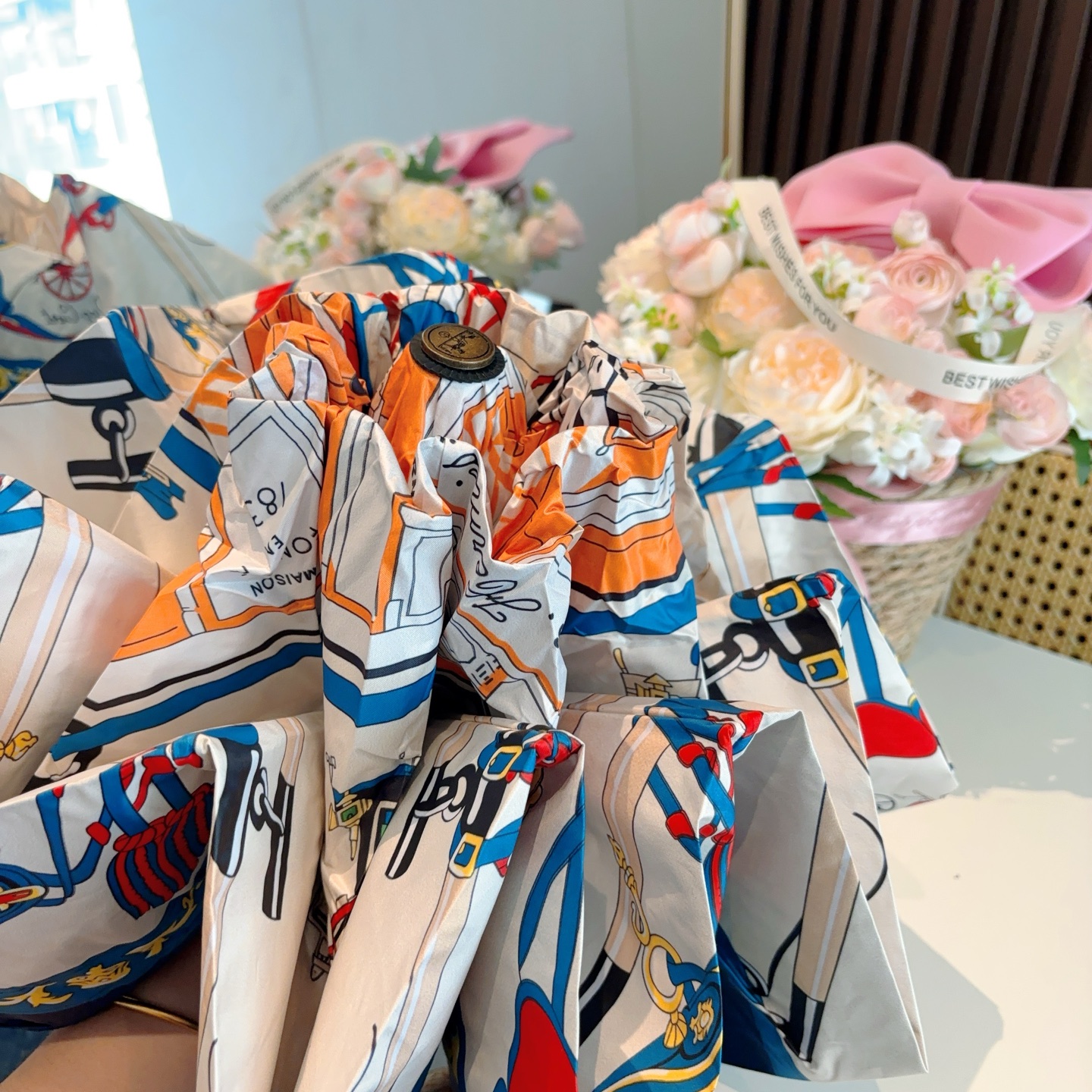HERMÈS (爱马仕)新款 五折伞 热卖款 时尚指数爆表 不论晴天雨天使用都相得益彰 拥有它感受风从身