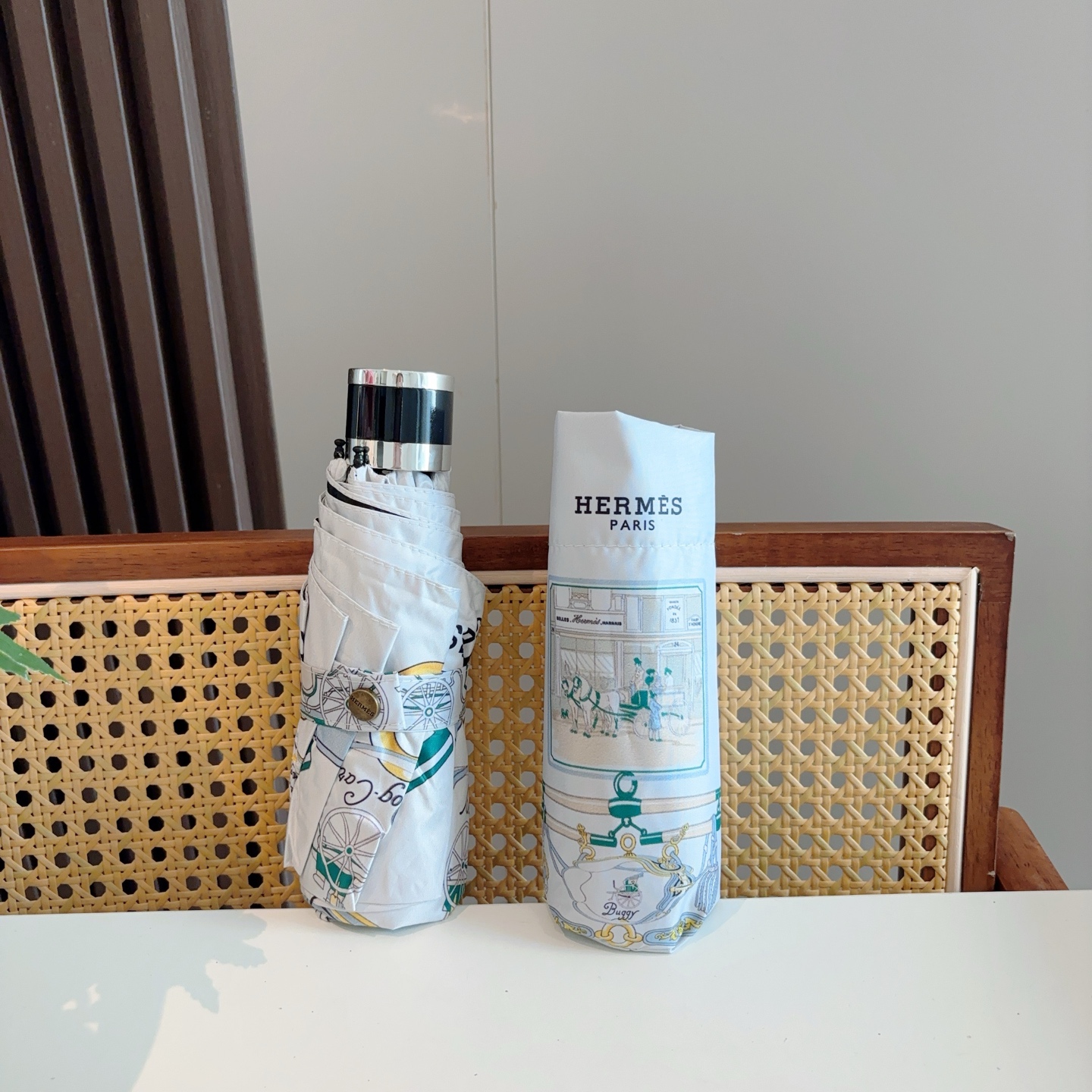 HERMÈS (爱马仕)新款 五折伞 热卖款 时尚指数爆表 不论晴天雨天使用都相得益彰 拥有它感受风从身