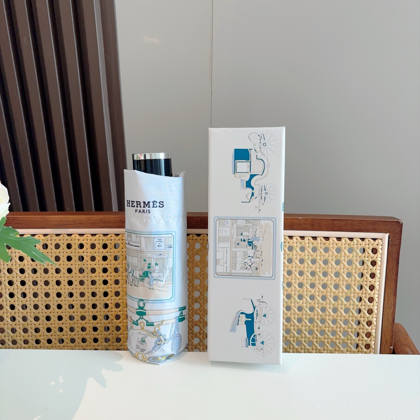 HERMÈS (爱马仕)新款 五折伞 热卖款 时尚指数爆表 不论晴天雨天使用都相得益彰 拥有它感受风从身