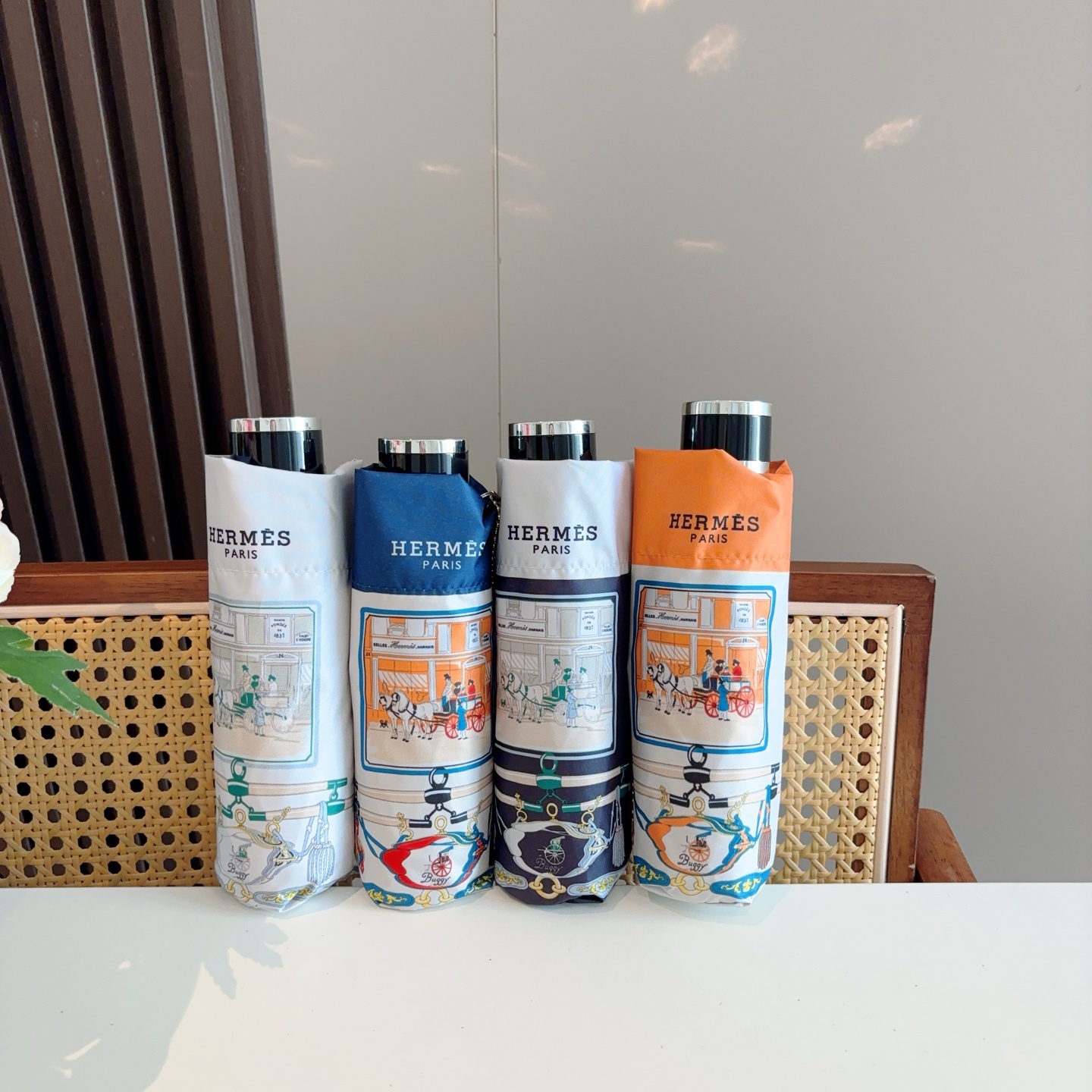 HERMÈS (爱马仕)新款 五折伞 热卖款 时尚指数爆表 不论晴天雨天使用都相得益彰 拥有它感受风从身