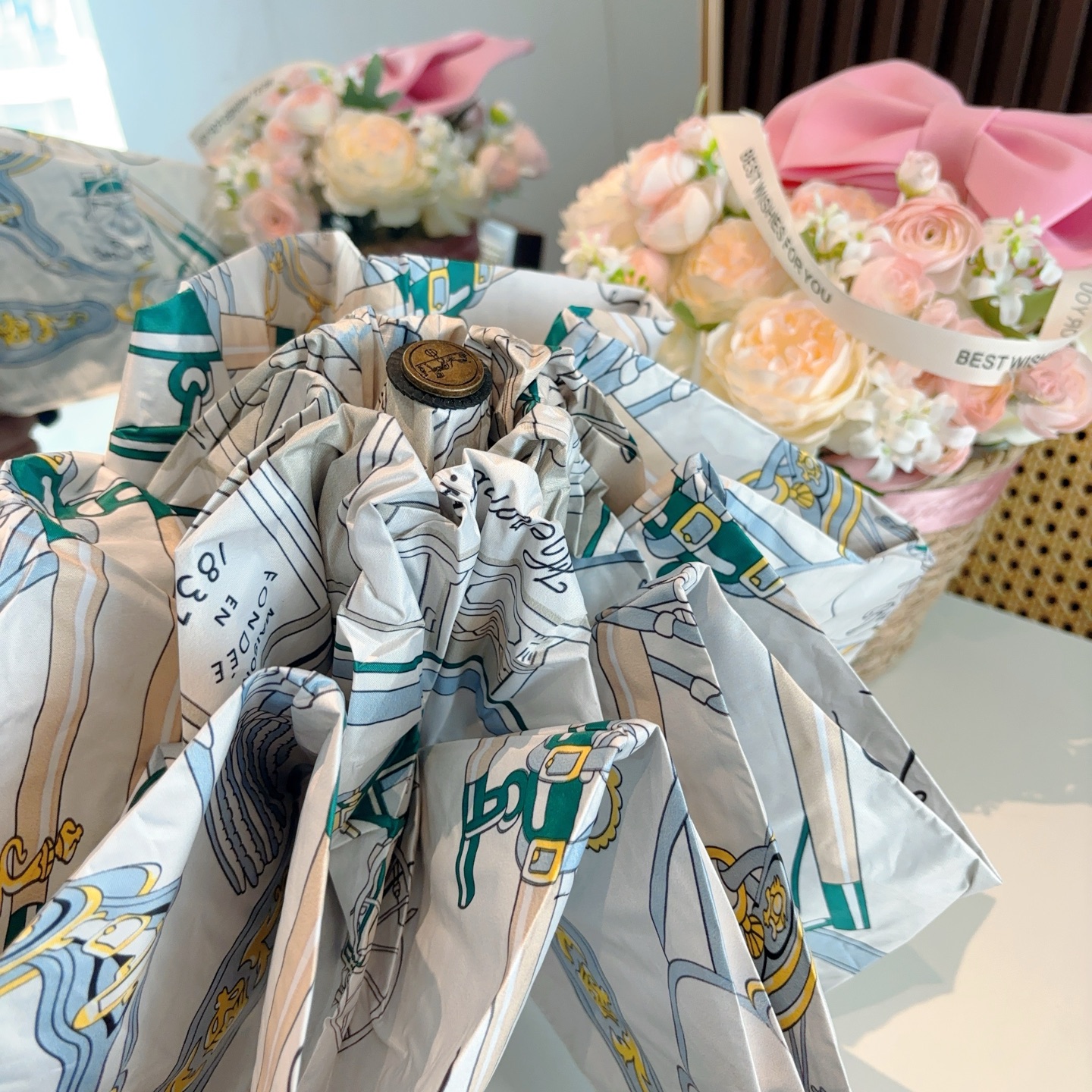 HERMÈS (爱马仕)新款 五折伞 热卖款 时尚指数爆表 不论晴天雨天使用都相得益彰 拥有它感受风从身