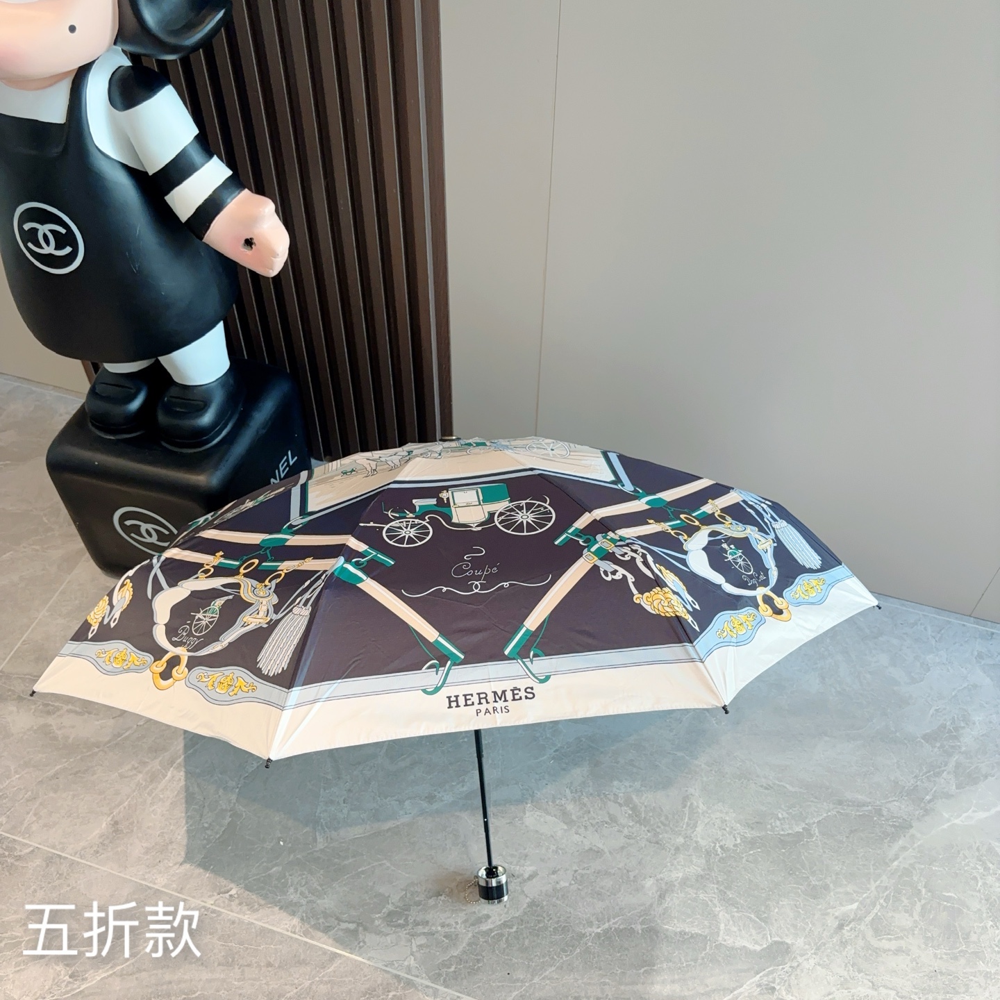 HERMÈS (爱马仕)新款 五折伞 热卖款 时尚指数爆表 不论晴天雨天使用都相得益彰 拥有它感受风从身