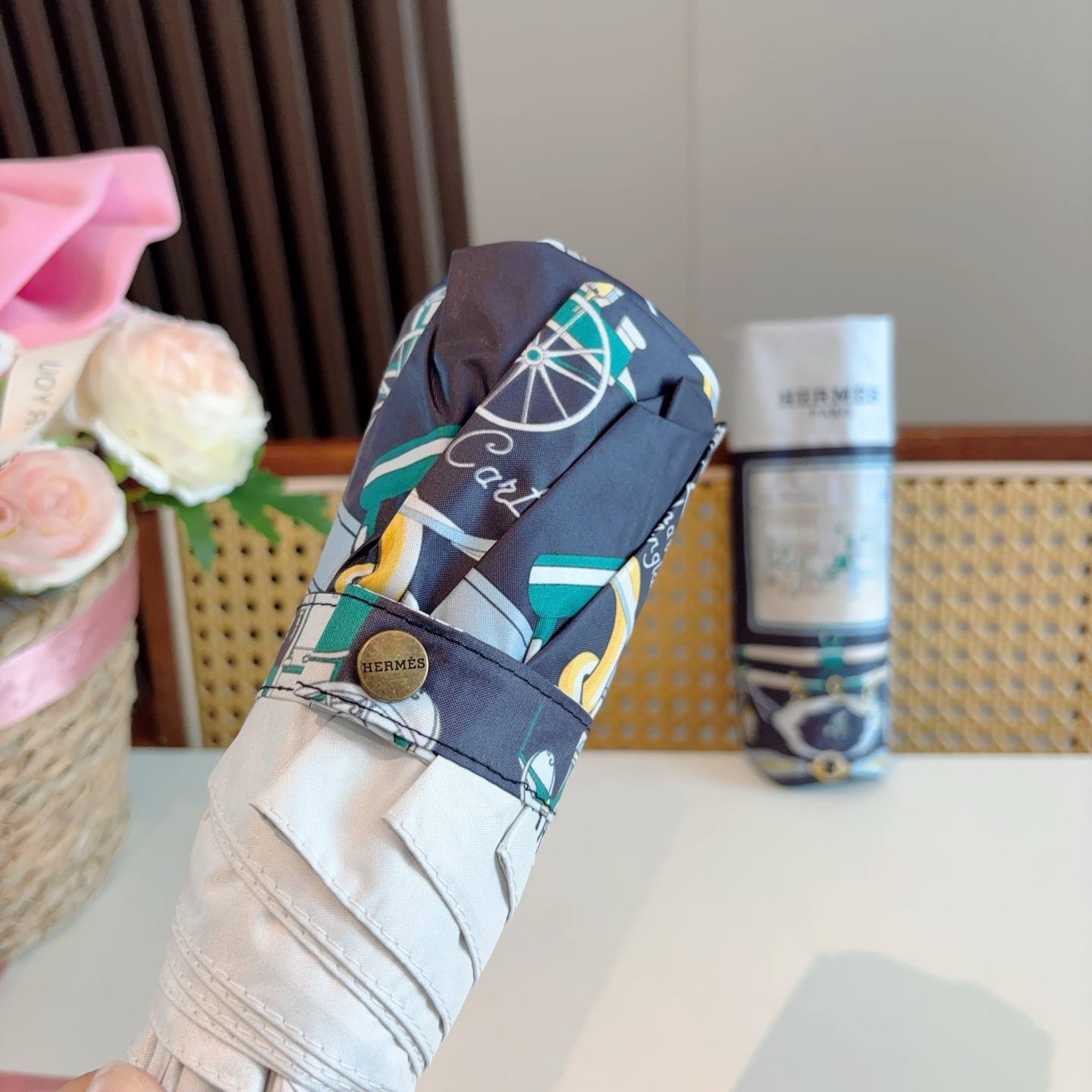 HERMÈS (爱马仕)新款 五折伞 热卖款 时尚指数爆表 不论晴天雨天使用都相得益彰 拥有它感受风从身