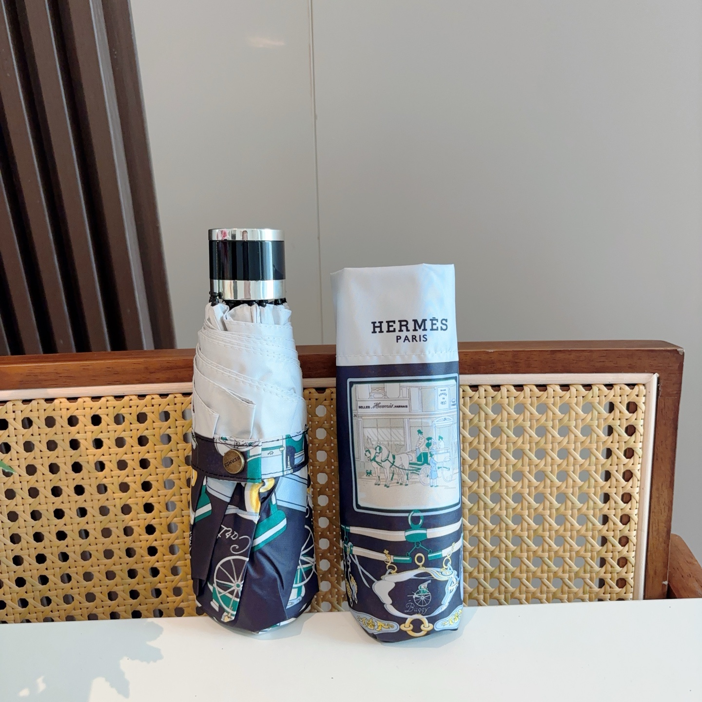 HERMÈS (爱马仕)新款 五折伞 热卖款 时尚指数爆表 不论晴天雨天使用都相得益彰 拥有它感受风从身