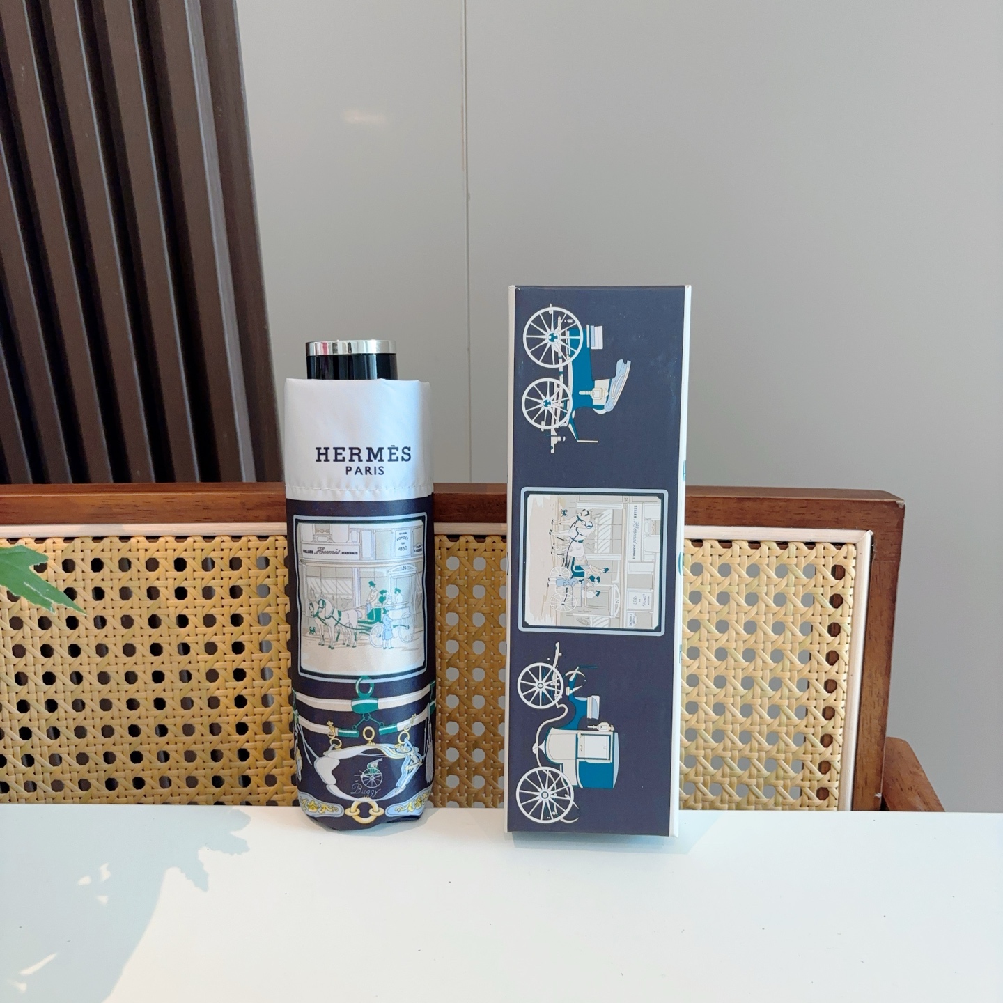 HERMÈS (爱马仕)新款 五折伞 热卖款 时尚指数爆表 不论晴天雨天使用都相得益彰 拥有它感受风从身