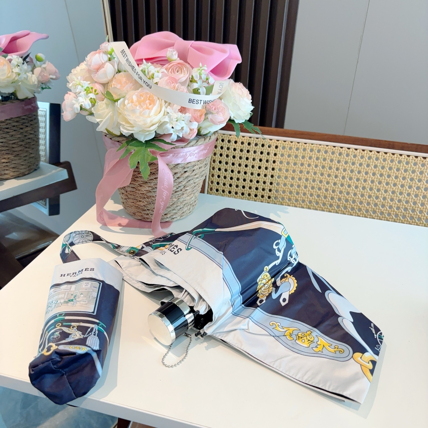 HERMÈS (爱马仕)新款 五折伞 热卖款 时尚指数爆表 不论晴天雨天使用都相得益彰 拥有它感受风从身