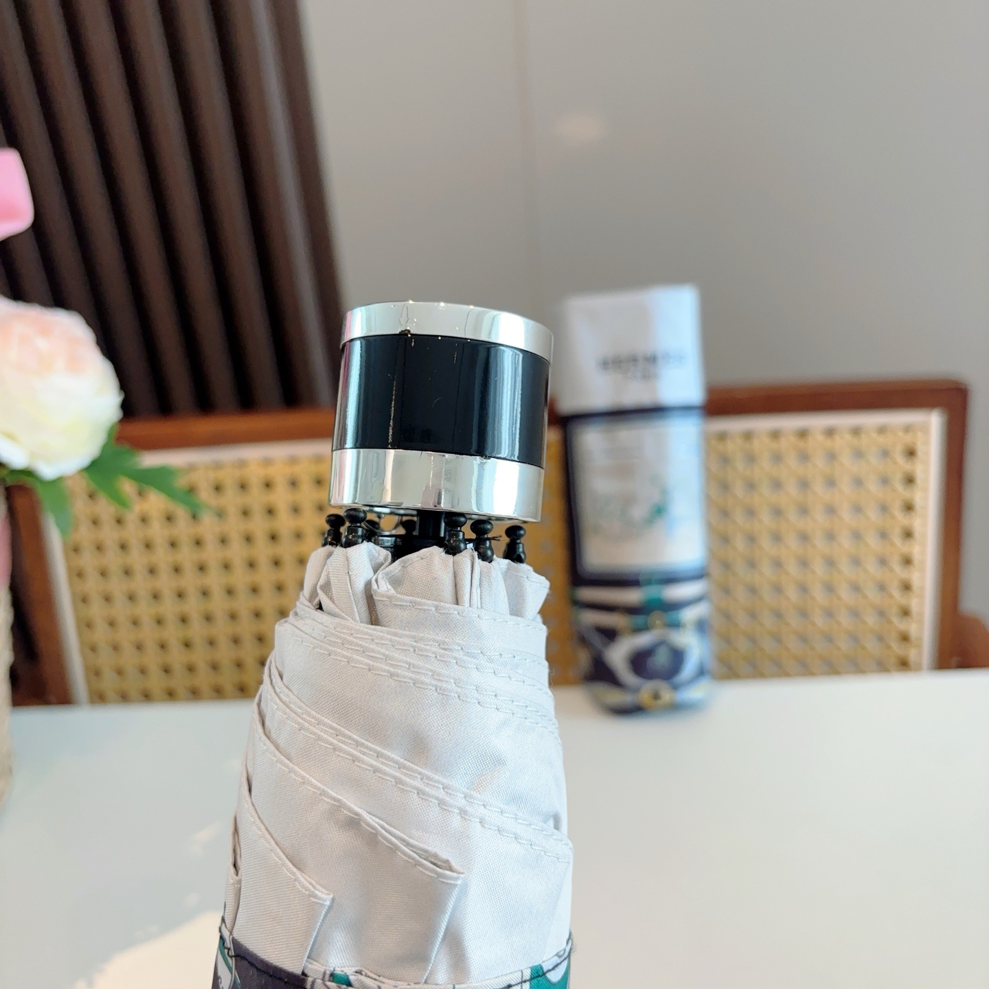 HERMÈS (爱马仕)新款 五折伞 热卖款 时尚指数爆表 不论晴天雨天使用都相得益彰 拥有它感受风从身