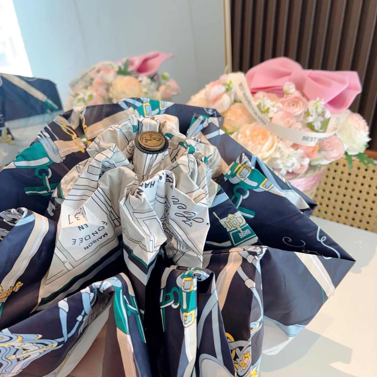 HERMÈS (爱马仕)新款 五折伞 热卖款 时尚指数爆表 不论晴天雨天使用都相得益彰 拥有它感受风从身