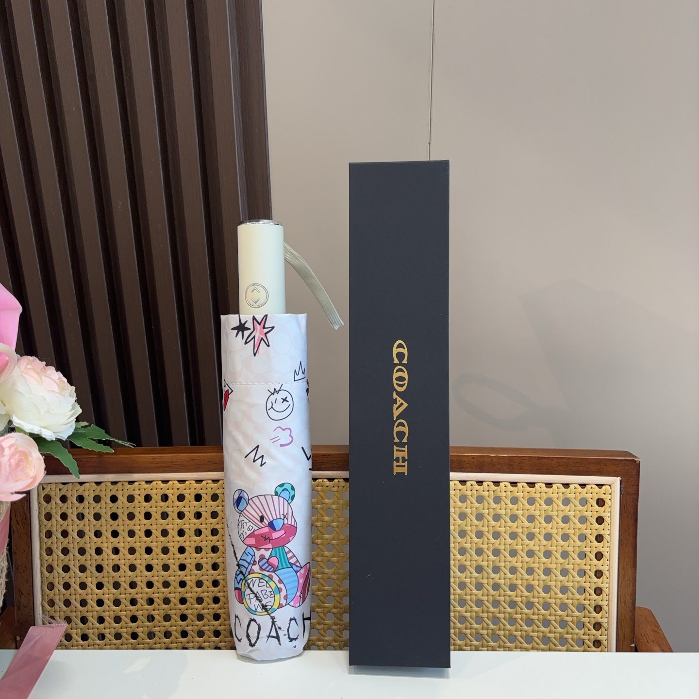 COACH（蔻驰）夏季新款 全自动折叠晴雨伞 
黑色涂层防晒有效阻隔紫外线99%，U价🉐F>50 
所以