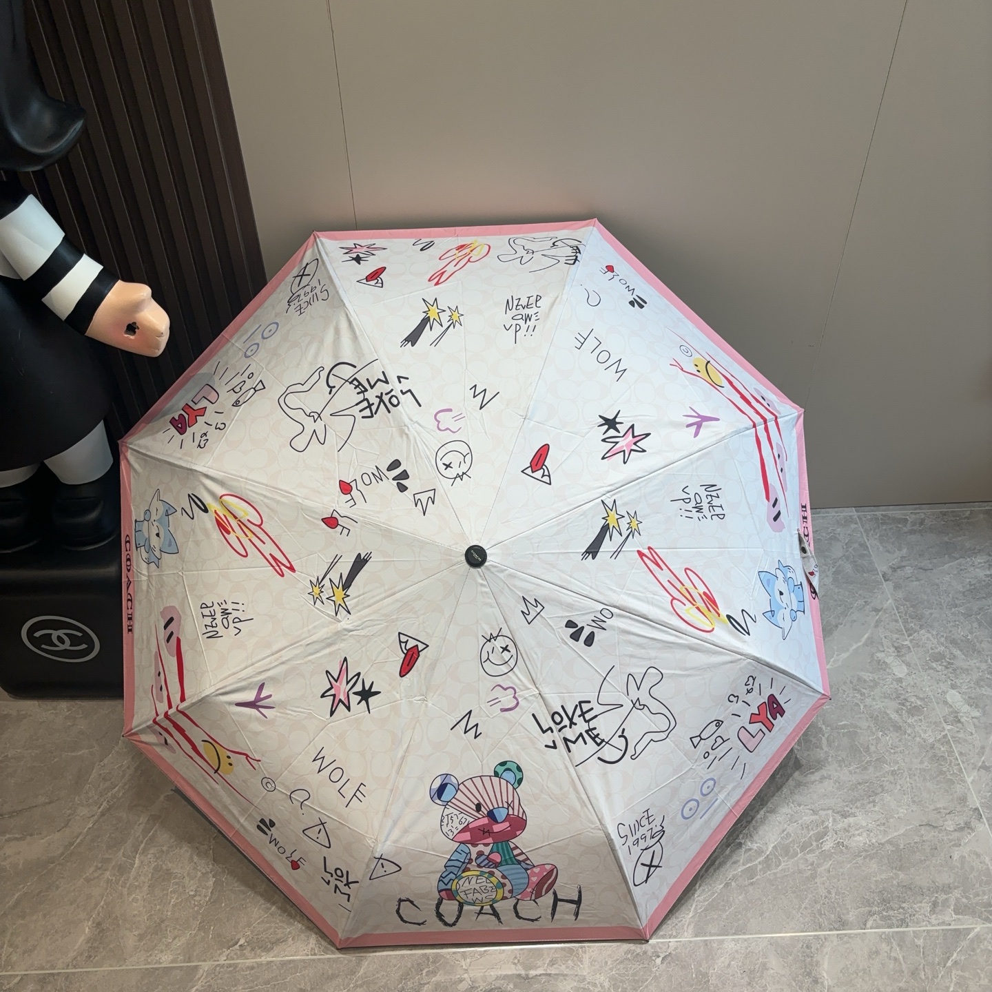 COACH（蔻驰）夏季新款 全自动折叠晴雨伞 
黑色涂层防晒有效阻隔紫外线99%，U价🉐F>50 
所以