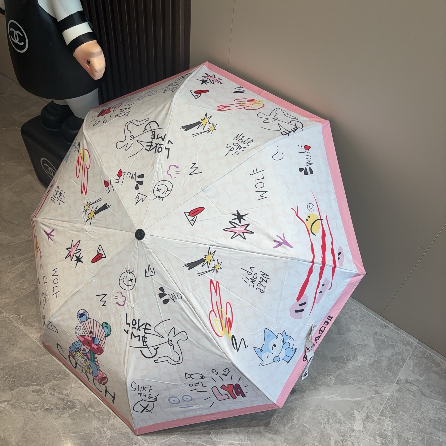 COACH（蔻驰）夏季新款 全自动折叠晴雨伞 
黑色涂层防晒有效阻隔紫外线99%，U价🉐F>50 
所以