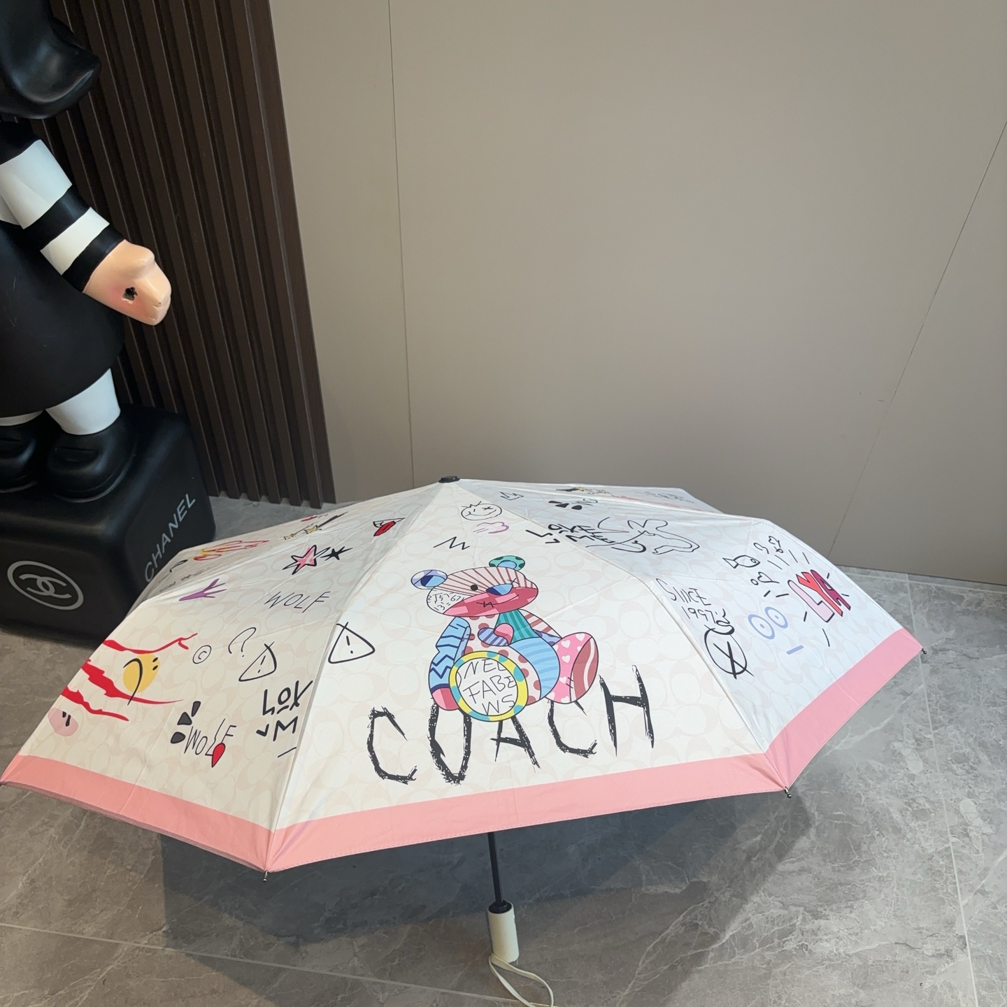 COACH（蔻驰）夏季新款 全自动折叠晴雨伞 
黑色涂层防晒有效阻隔紫外线99%，U价🉐F>50 
所以
