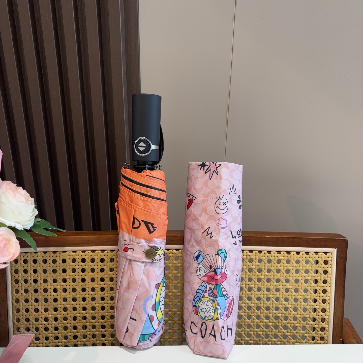 COACH（蔻驰）夏季新款 全自动折叠晴雨伞 
黑色涂层防晒有效阻隔紫外线99%，U价🉐F>50 
所以