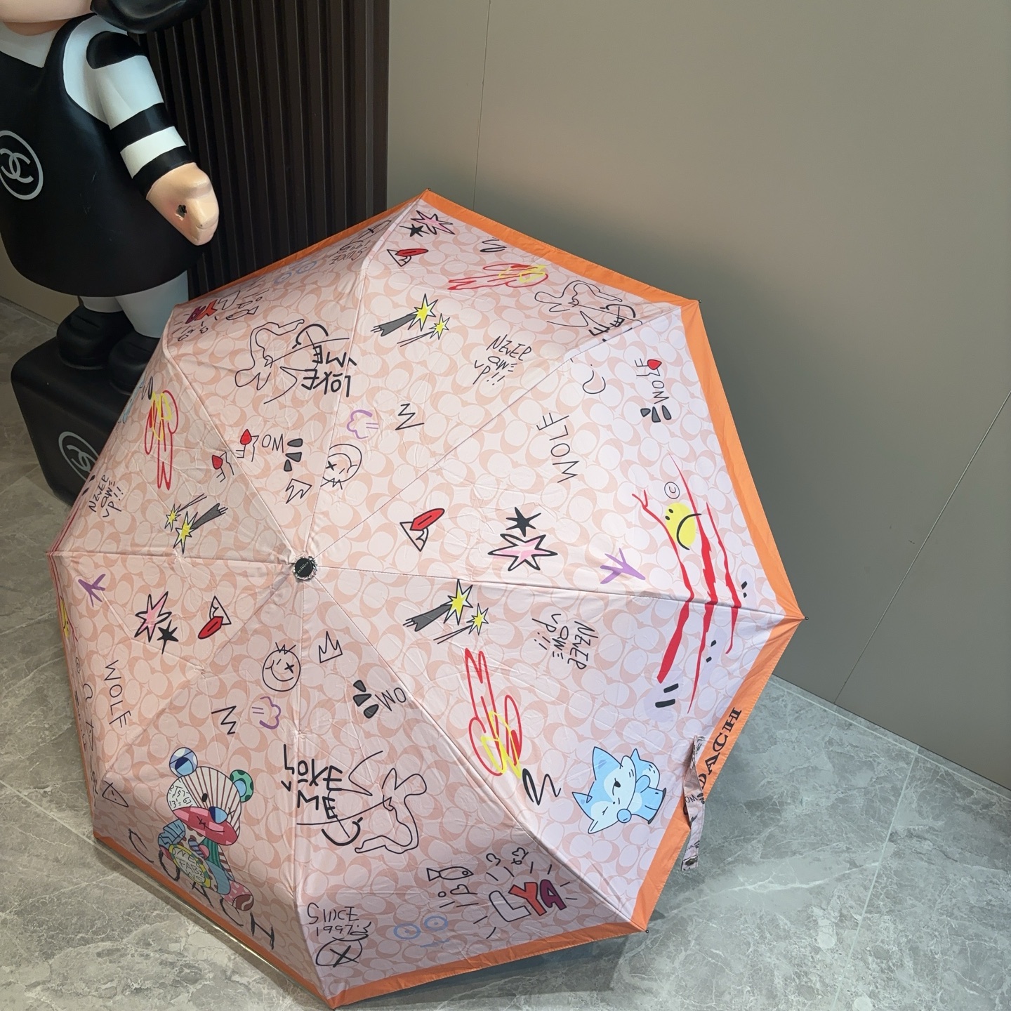COACH（蔻驰）夏季新款 全自动折叠晴雨伞 
黑色涂层防晒有效阻隔紫外线99%，U价🉐F>50 
所以