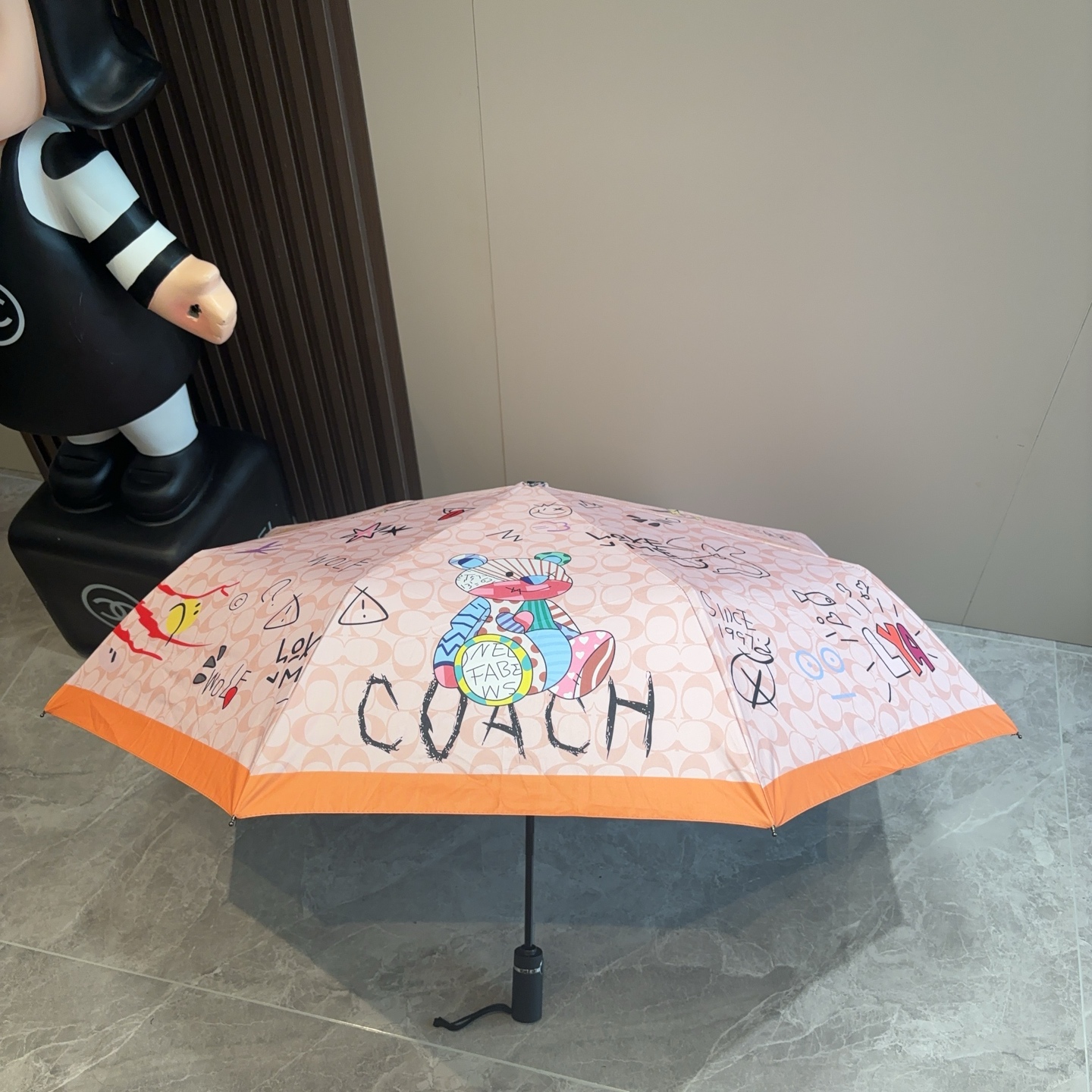 COACH（蔻驰）夏季新款 全自动折叠晴雨伞 
黑色涂层防晒有效阻隔紫外线99%，U价🉐F>50 
所以